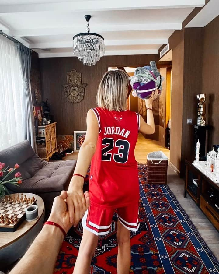 Murad Osmannのインスタグラム：「#followmeto the Last Dance. For me - It immediately goes into must-watch sports documentary hall of fame. It shows a person with an incredible willpower and mindset. 🏀“They can’t win till we quit” 🏀. Have you watched it? Do you think Michael Jordan is the greatest player of all time? Any Bulls fans here :)? #следуйзамной к «Последнему Танцу». Один из лучших спортивных документальных фильмов. Он показывает человека с невероятной силой воли и желанием побеждать в любой ситуации. Вы смотрели? Считаете ли Майкла Джордана лучшим игроком всех времён? Кто тут болеет за Быков? :)」