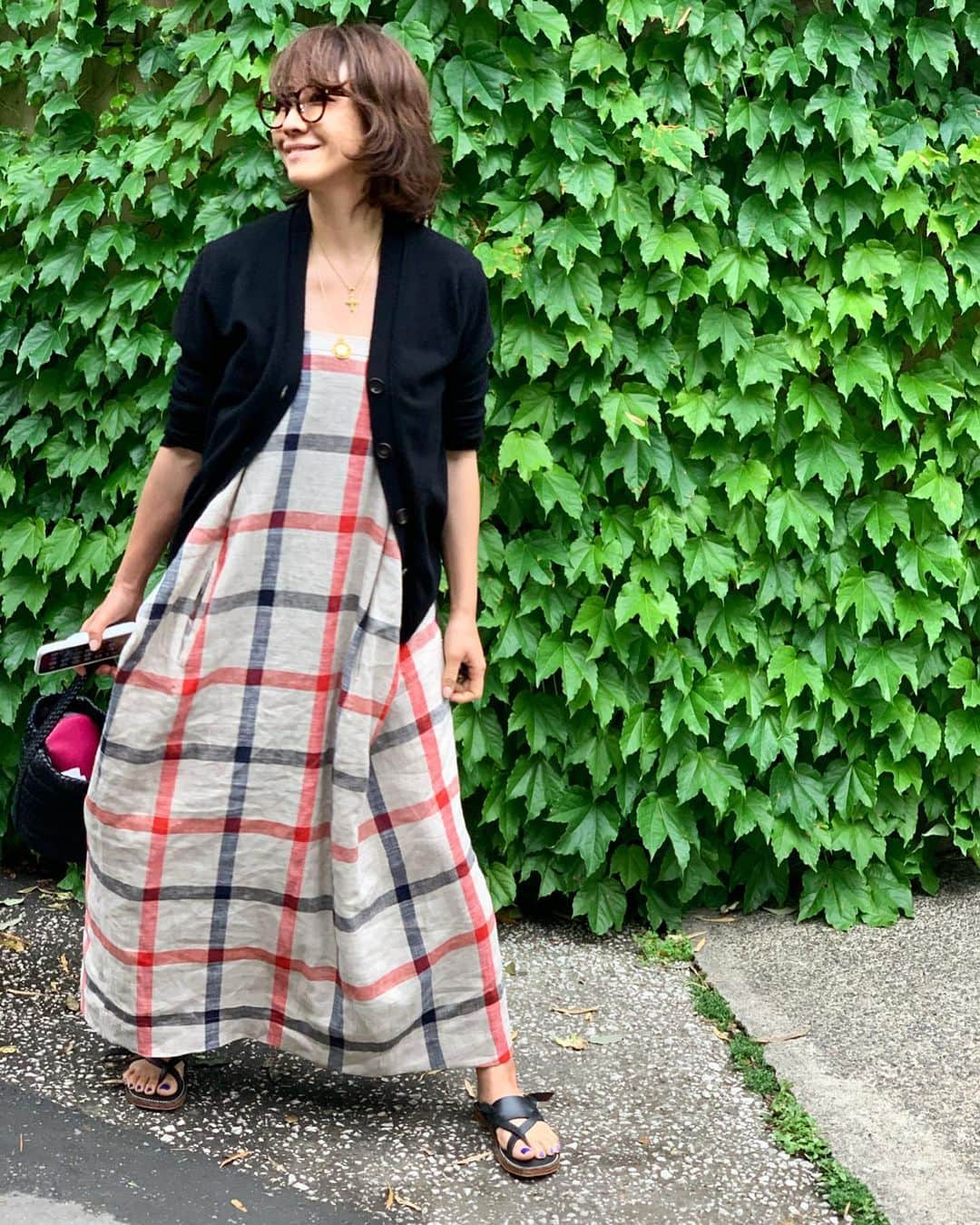 風間ゆみえのインスタグラム：「おけいセンセ〜‼︎ ひと夏これ一枚で過ごしたくなるほど着心地良いね‼︎ チェックのリネンスカート‼︎ 今日はベアトップドレスにして着てます。157.5cmの私の身長だとスカートで着こなすときにはヒールで👠✨ @stylings_official  #yumie_k_style」