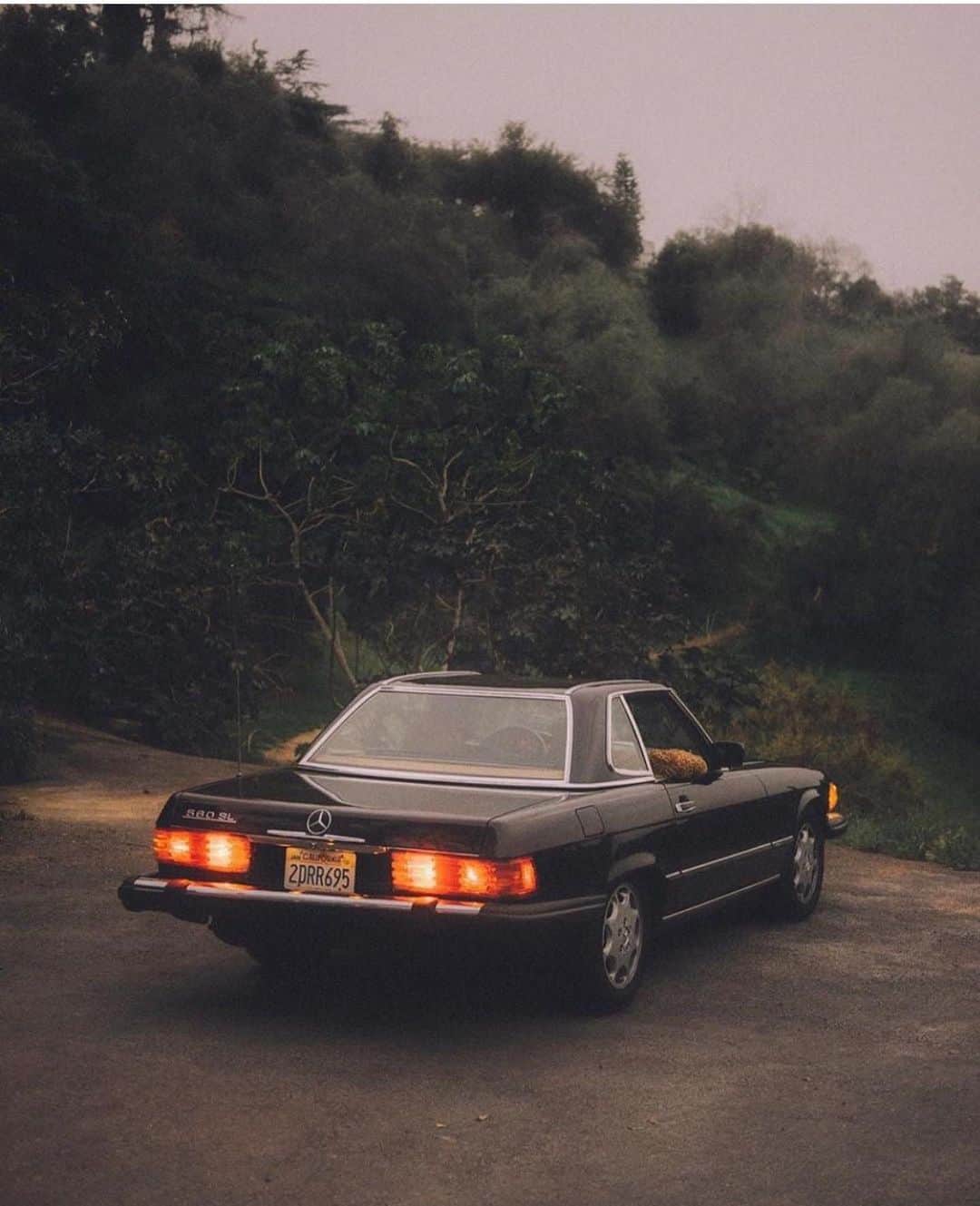 のインスタグラム：「Social distancing drive via @evantetreault」