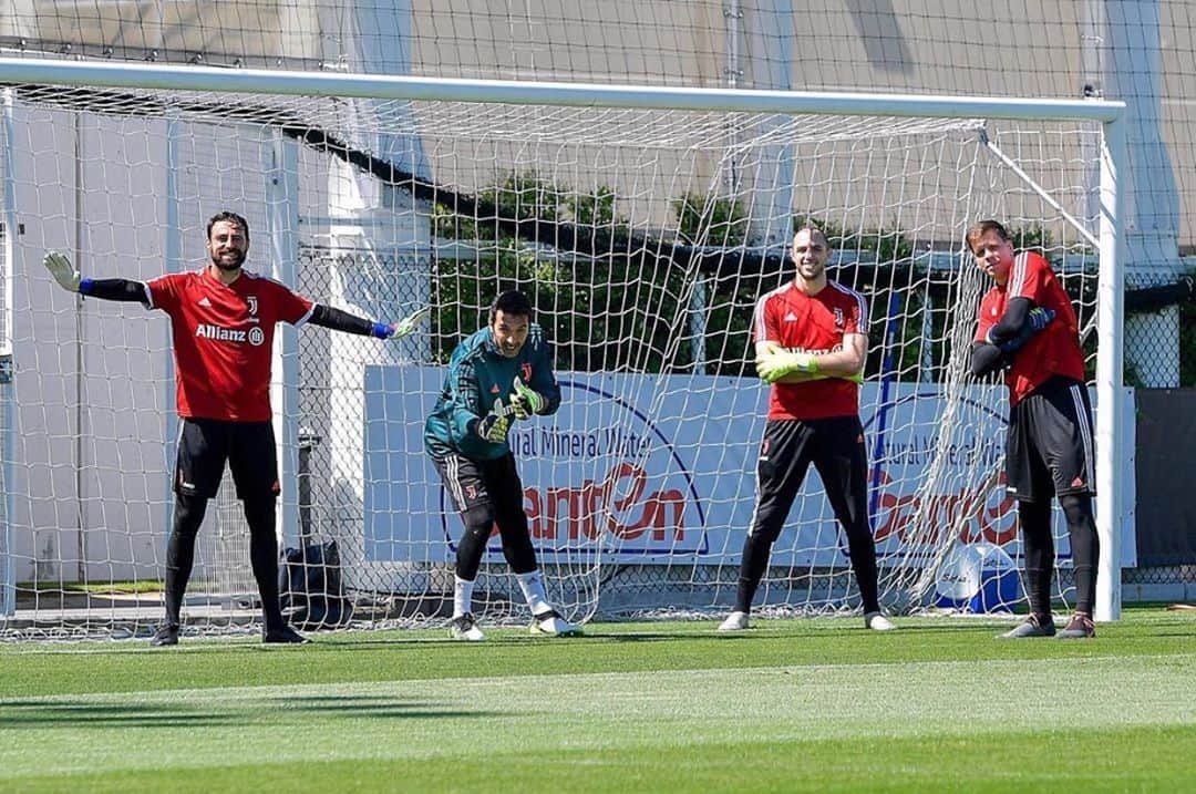 ヴォイチェフ・シュチェスニーのインスタグラム：「Back to work with the boys @gianluigibuffon @carlopinsoglio @leonardo_lori35 🔥🔥🔥」