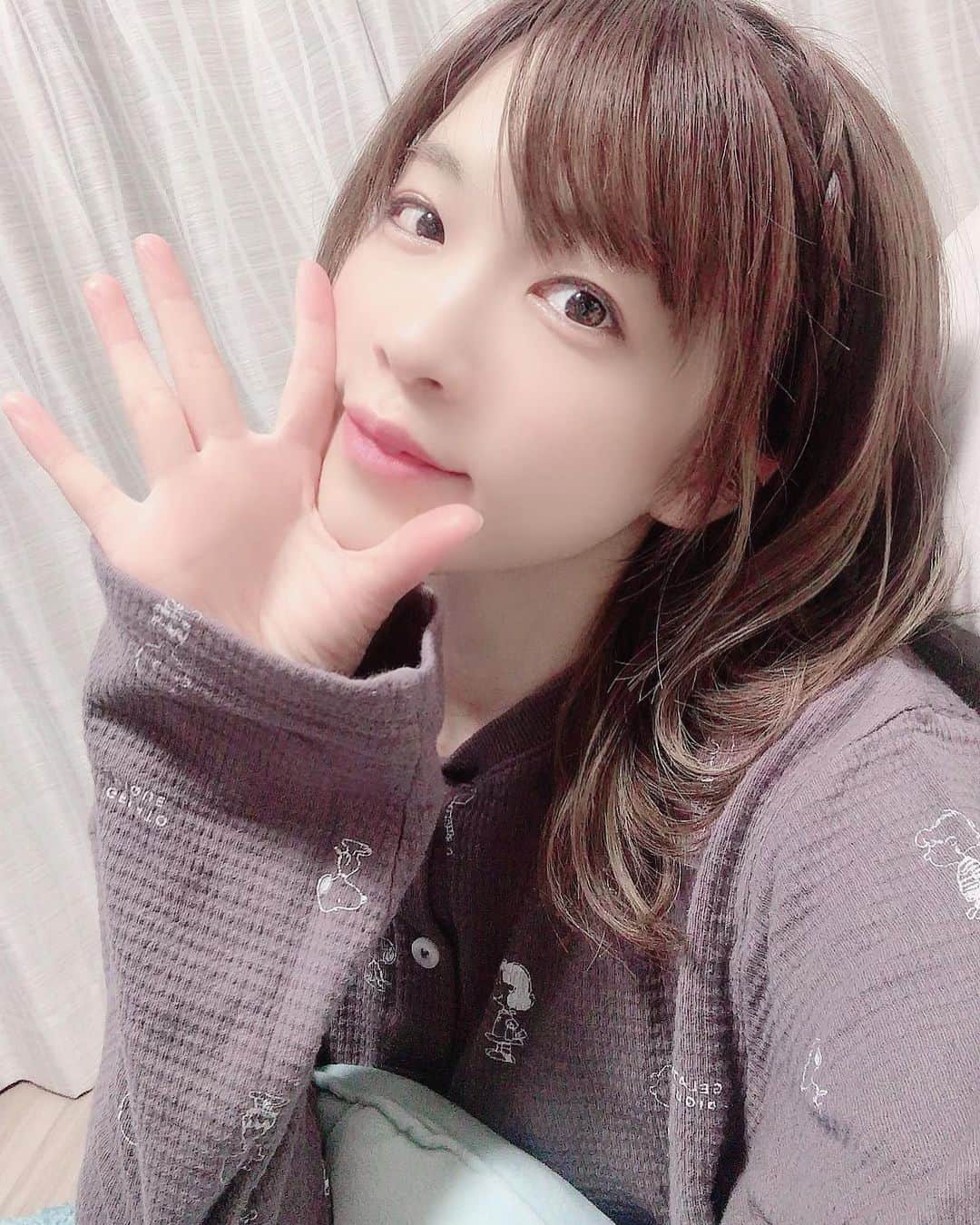 のインスタグラム：「おやぷみなさい😴🌙（さーて、なんの漫画読もうかな〜笑👍） ※撮影終わりで髪の毛やってもらったから、ここぞとばかりに写真撮ったときの…笑笑😇」