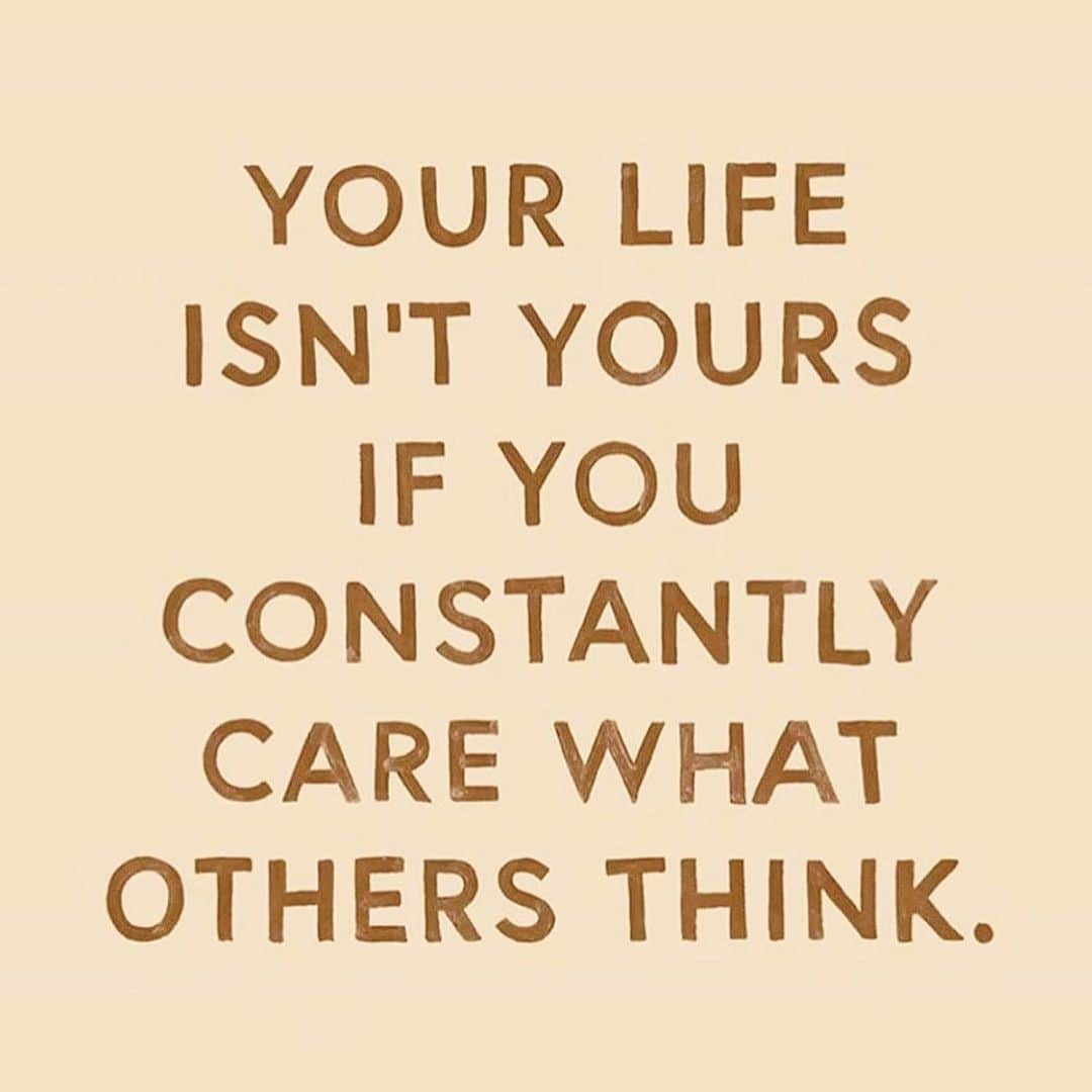 Chiquinquira Delgadoさんのインスタグラム写真 - (Chiquinquira DelgadoInstagram)「Tu vida no es completamente tuya si constantemente te preocupas por lo que piensen los demás ✨  Cada vez que intentas complacer a todos, dejas de complacerte a ti, y esta es una gran lección que tambien me ha dejado este momento. Enfócate en lo que realmente quiere tu corazon y no digas SI cuando quieres decir NO, de igual manera no todos estaran contentos con tus decisiones siempre y eso esta bien, sigue caminando, a fin de cuentas es tu camino y nadie lo conoce mejor que tu😉  #midweekmotivation  @kiralife.official 🍃」5月21日 1時53分 - chiqui_delgado