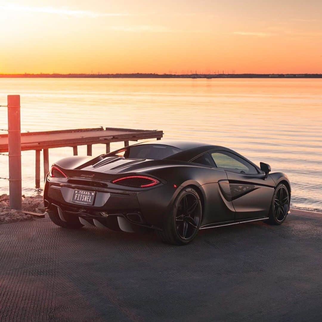 CarsWithoutLimitsさんのインスタグラム写真 - (CarsWithoutLimitsInstagram)「The Dark 570s meets sunset 🌅  Owner @sarj_521  Photo @one.20th  #carswithoutlimits #mclaren #570s」5月21日 1時56分 - carswithoutlimits