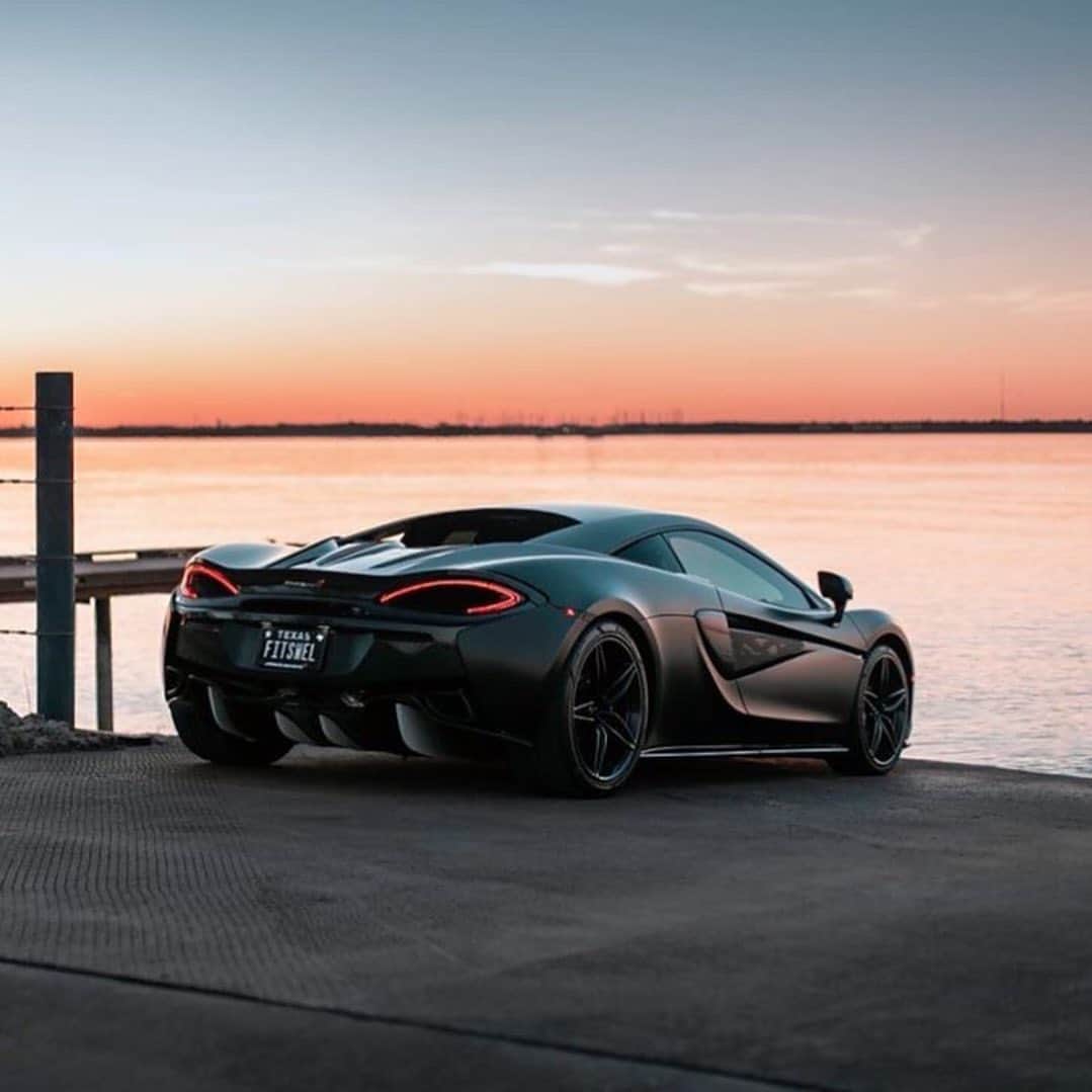 CarsWithoutLimitsさんのインスタグラム写真 - (CarsWithoutLimitsInstagram)「The Dark 570s meets sunset 🌅  Owner @sarj_521  Photo @one.20th  #carswithoutlimits #mclaren #570s」5月21日 1時56分 - carswithoutlimits