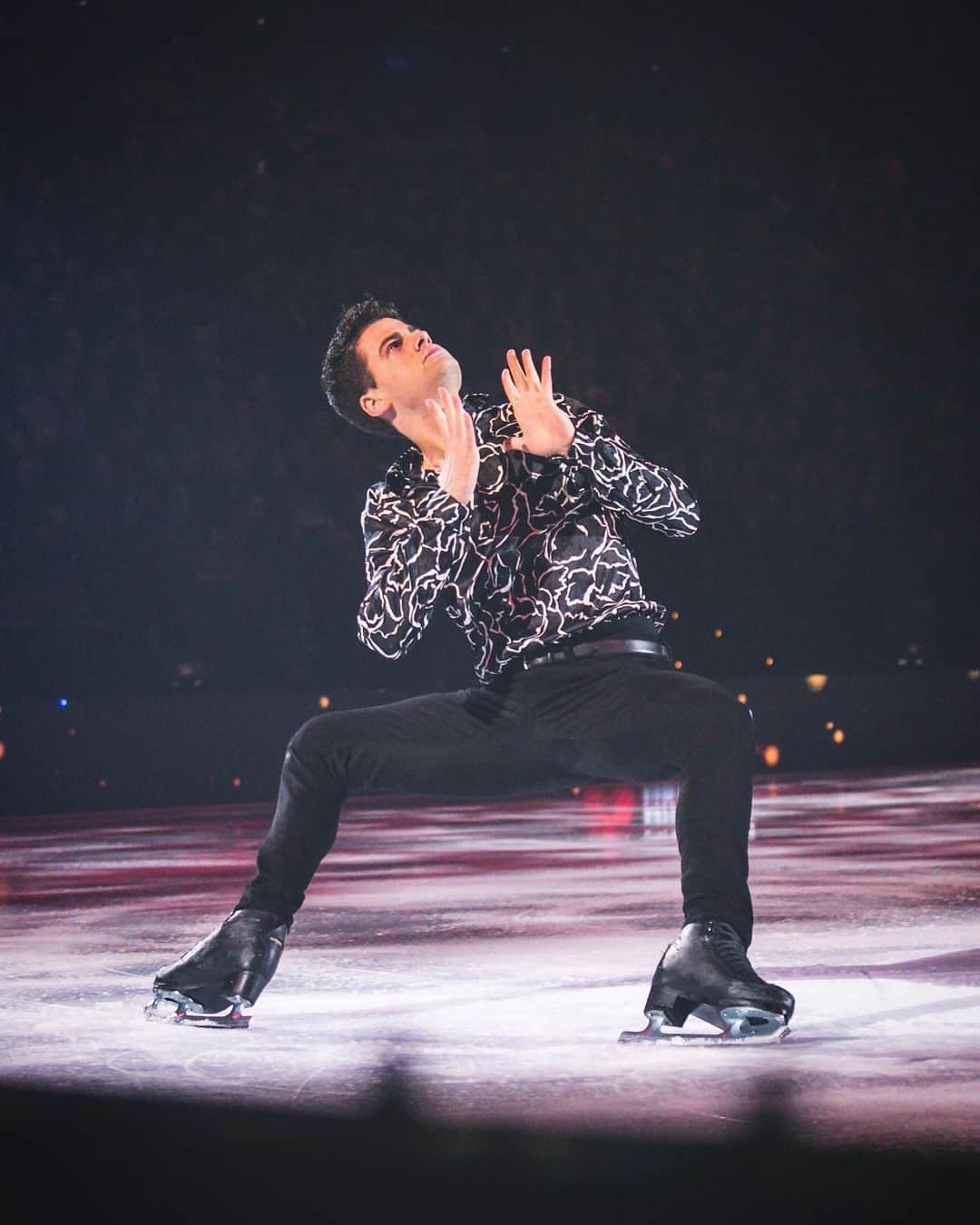 ハビエル・ラジャのインスタグラム：「Capturing feelings ⛸ ✨ .  Gracias @hortensiodiasclaros por capturar no solo momentos, sino sentimientos sobre el hielo.  Feliz cumple amigo!」
