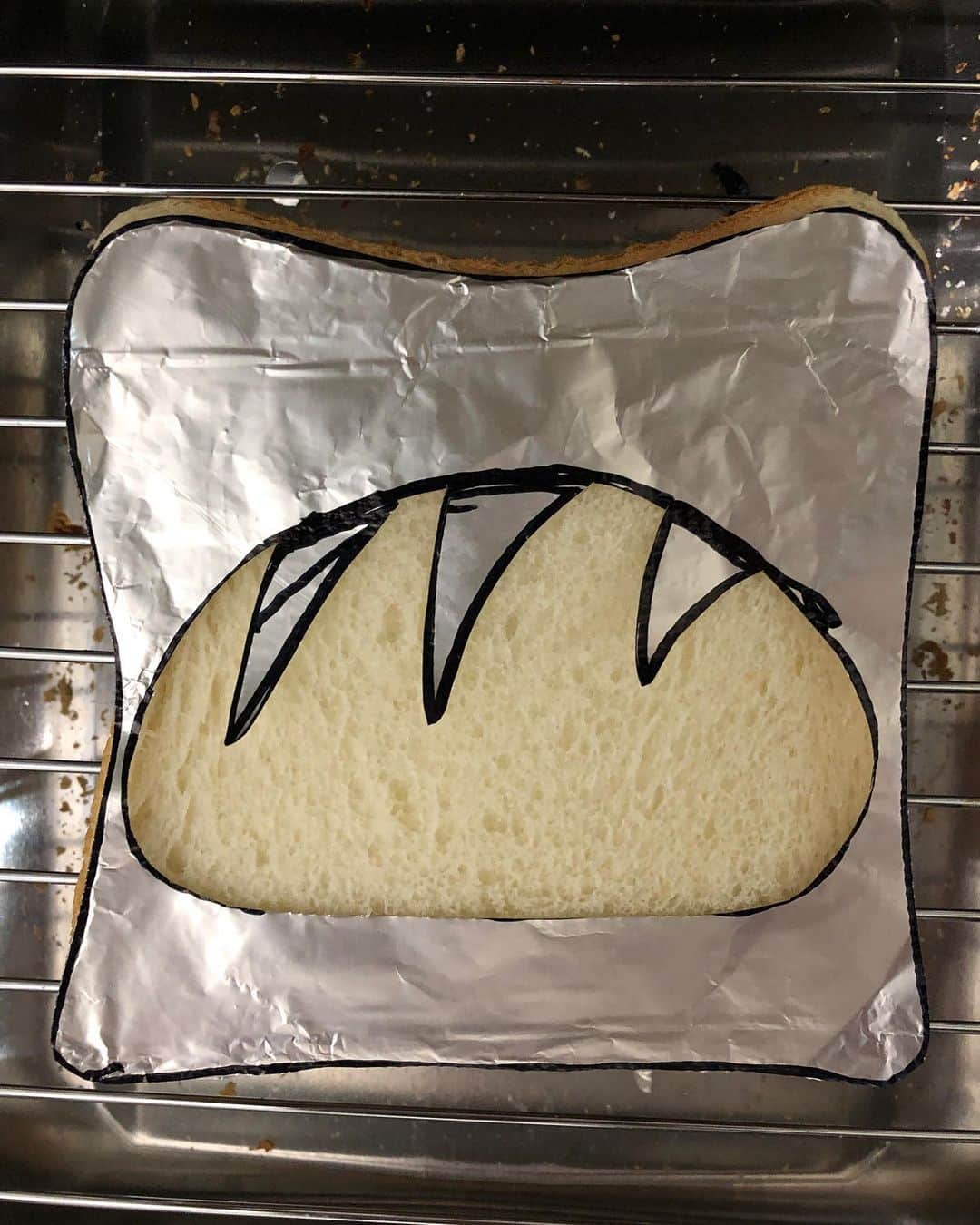 田畑祐一のインスタグラム：「やってしまいました🍞 ドラマに目奪われた僕のせいです、、🍞 こんな日もありますとも🍞  #食パンアート #トーストアート #吉本自宅劇場」