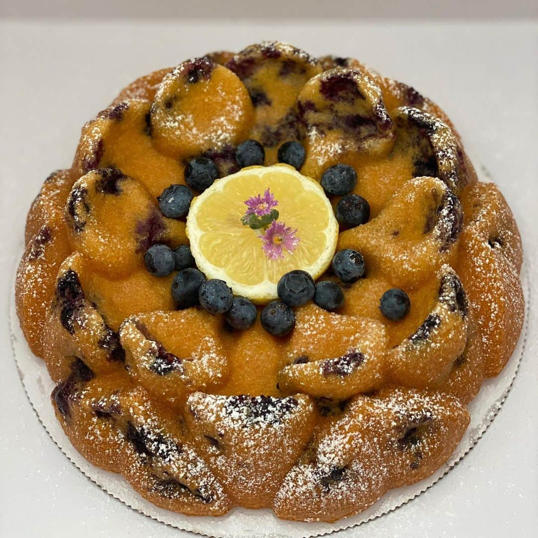 ミカ・タレッサ・トッドのインスタグラム：「Thank you for the special delivery! Anyone looking to order a cake to celebrate an occasion, I highly recommend @sunsetbreakup. Please check her out! This blueberry lemon yogurt cake is just delightful 💛」