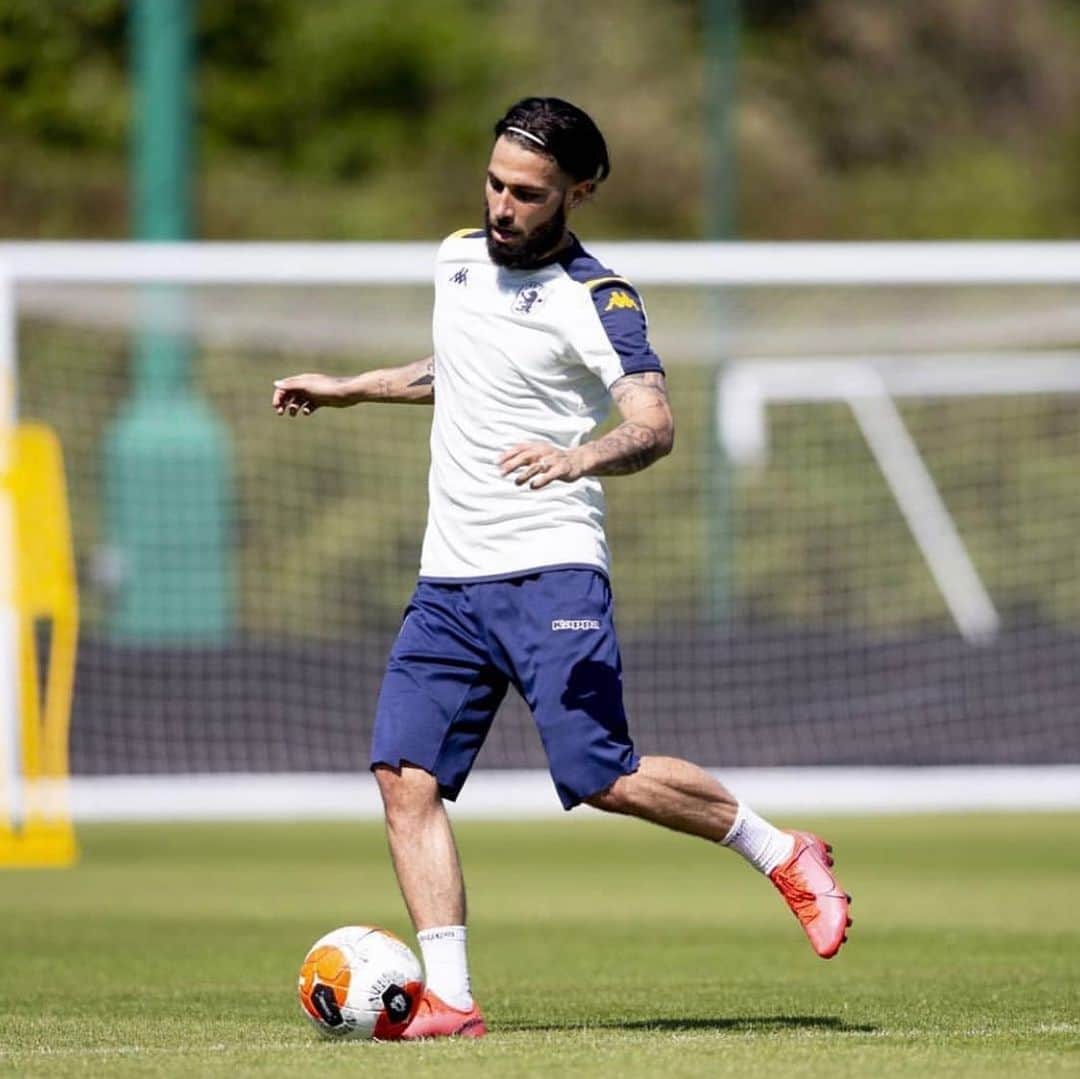 ホタのインスタグラム：「Football is back ❤️ ⚽️」