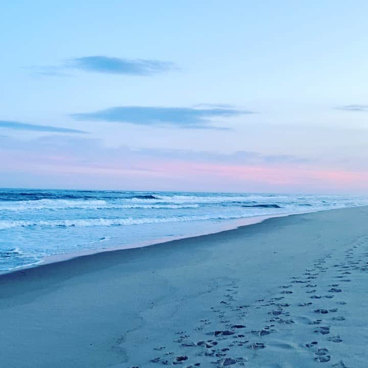 アリス&トリクシーのインスタグラム：「ONE MINUTE SUNSET MEDITATION . . . . . . . . . . #beach #hamptons #socialdistancing #shotoniphone #shelterinplace #quarantine #newyork」