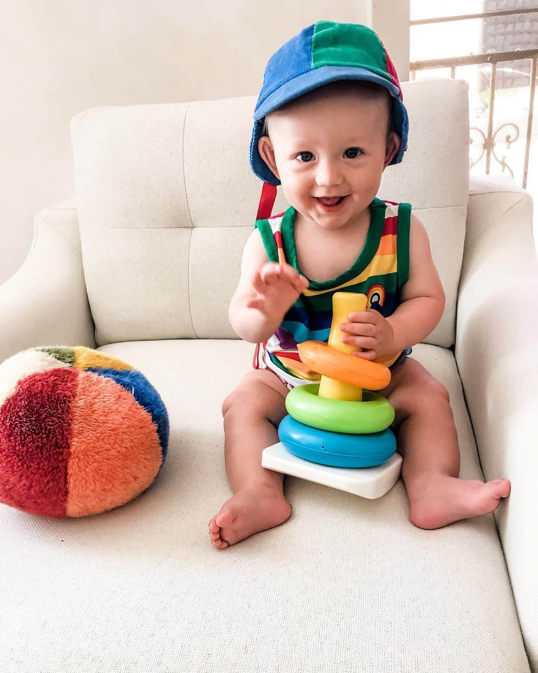 のインスタグラム：「🌈 👶 ❤️ 💥」