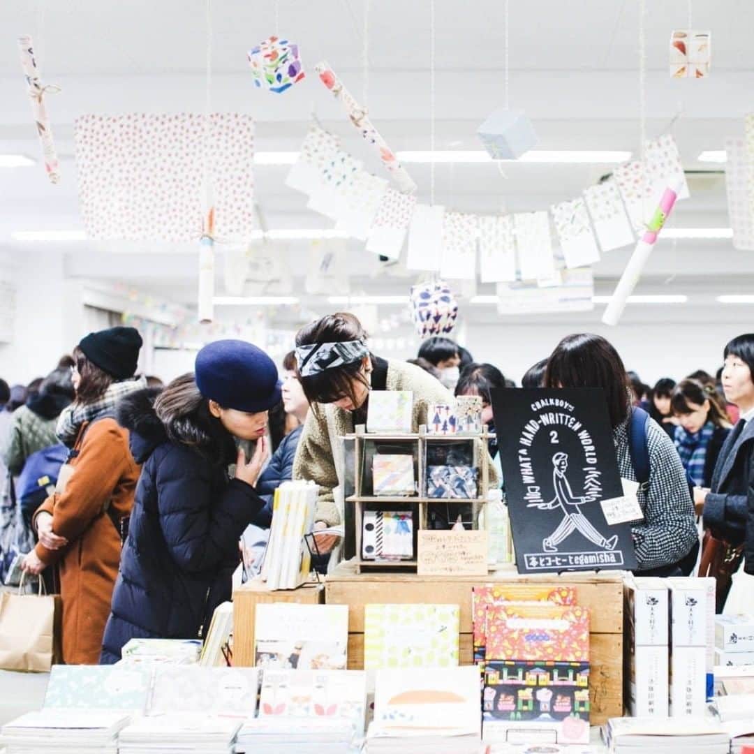 のインスタグラム：「【 GOOD MEETING：手紙社のイベント作りについて本音で語ります】 ◎◎一般受付開始しました！◎◎ リアルなイベントを開催することが簡単ではない昨今（今のこの状況を、同じくイベントを主催する人たちと飲みながら語りあえるMEETINGを現在企画中）、来たる日のために座学でノウハウを身につけるにはぴったりな時期ということで（前向き！）、北島勲が、手紙社のイベントのつくり方を包み隠さず語ります。また、これからのイベントがどうなっていくのか？　ぼくなりの考え方もお伝えしたいと思います。 . ＜開催概要＞ 日時：5/26（火）14:00-16:00 定員：8名 参加費：一般 ¥5,000（税込）/ 部員 ¥4,500（税込）  申し込み：一般：5月20日（水）14:00～ 5月26日（火）9:00 ／部員：5月18日（月）12:00～ 5月20日（水）12:00 ※部員の方は、部員優先受付期間を過ぎますと、一般価格での受付となります . ▶︎詳しくは「@tegamisha」プロフィールのハイライト「GOOD MEETING」へ . ◎GOOD MEETINGってどんな場所？ 手紙社が敬愛する作り手やお店のオーナー、書き手やパフォーマー、あらゆるジャンルの気になる方々をナビゲーターにお迎えして、Zoom上で講座やワークショップ、部活動的な集い、暮らしにまつわる情報交換を行う場です。 . #手紙社#手紙舎#tegamisha#GOODMEETING#グッドミーティング」