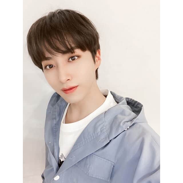 のインスタグラム：「［#ONEUS］﻿ ﻿ 今日は・・・シオン🏝﻿ 毎日TOMOONと一緒にいたい・・・🌙﻿ ﻿ ﻿ シオン :﻿ 空色シオンな1日を過ごしてください~　愛してますTOMOON達🌎❤﻿ ﻿ 하늘하늘 시온한 하루 보내세요~ 사랑해 우리 달님들🌎❤ ﻿ ﻿ ﻿ ﻿ #원어스 #TOMOON #투문﻿ #쉽게_쓰여진_노래 #쉽쓰노﻿ #A_Song_Written_Easily﻿ #シオン﻿ #kissent」
