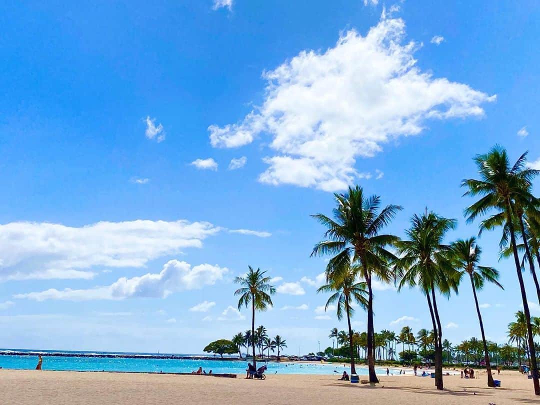 ワイキキ横丁のインスタグラム：「今週からビーチが再開✨ 距離を取りつつみなさん思い思いのアクティビティをこなしています⛱健康的なアロハライフを！ #ハワイ生活 #ハワイ情報 #ハワイ好きな人と繋がりたい」