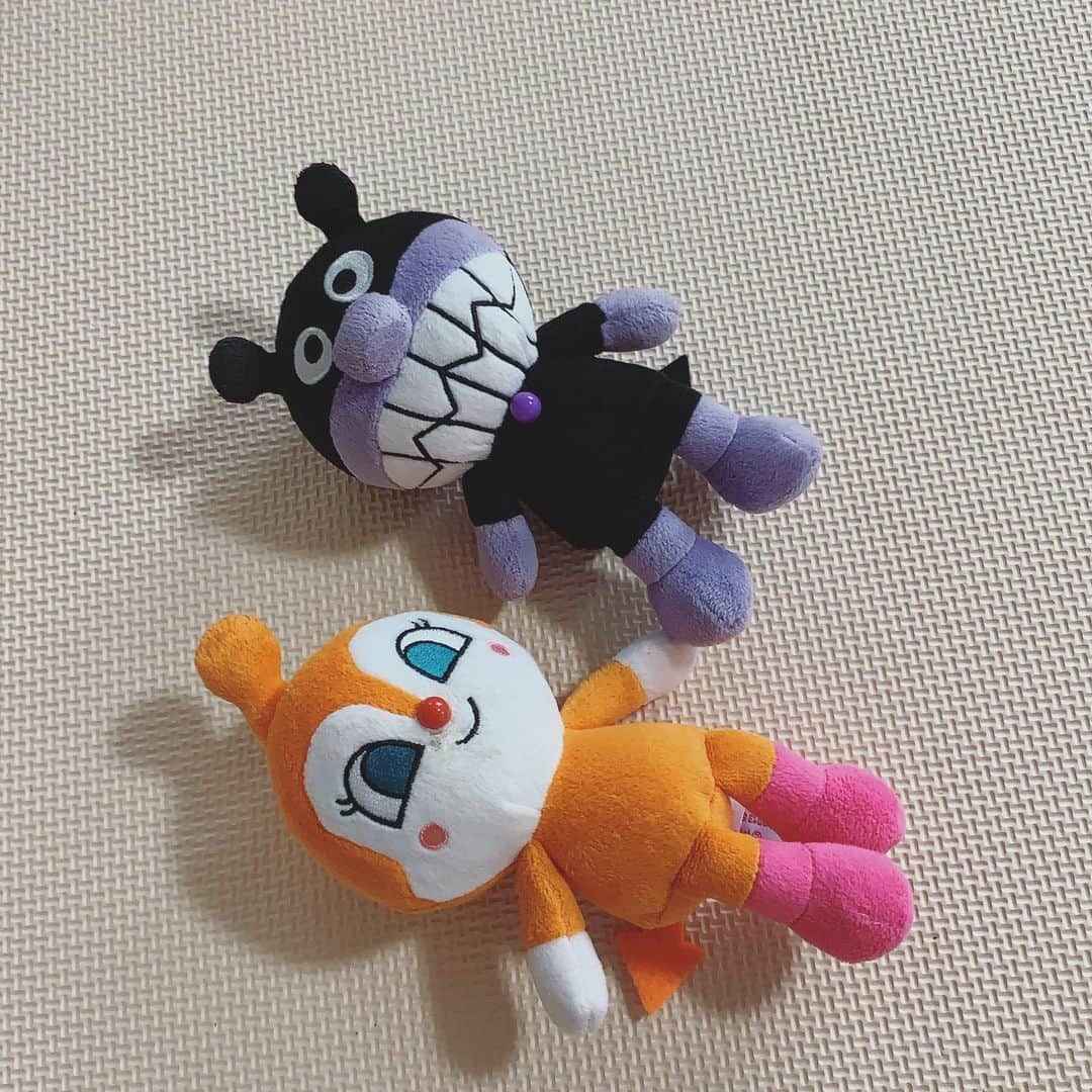 のインスタグラム：「アンパンマンの次は、この子たち。﻿ 新入りちゃんもお気に入りみたい♡﻿ いつもギューッてして、一緒に寝てる姿が﻿ ママはたまりません♡﻿ 早く落ち着いて、アンパンマンミュージアムみんなで 行こうね！🍞﻿ ﻿ #アンパンマン﻿ #アンパンマンって無敵よね﻿ #女の子ママ #1歳1ヶ月」