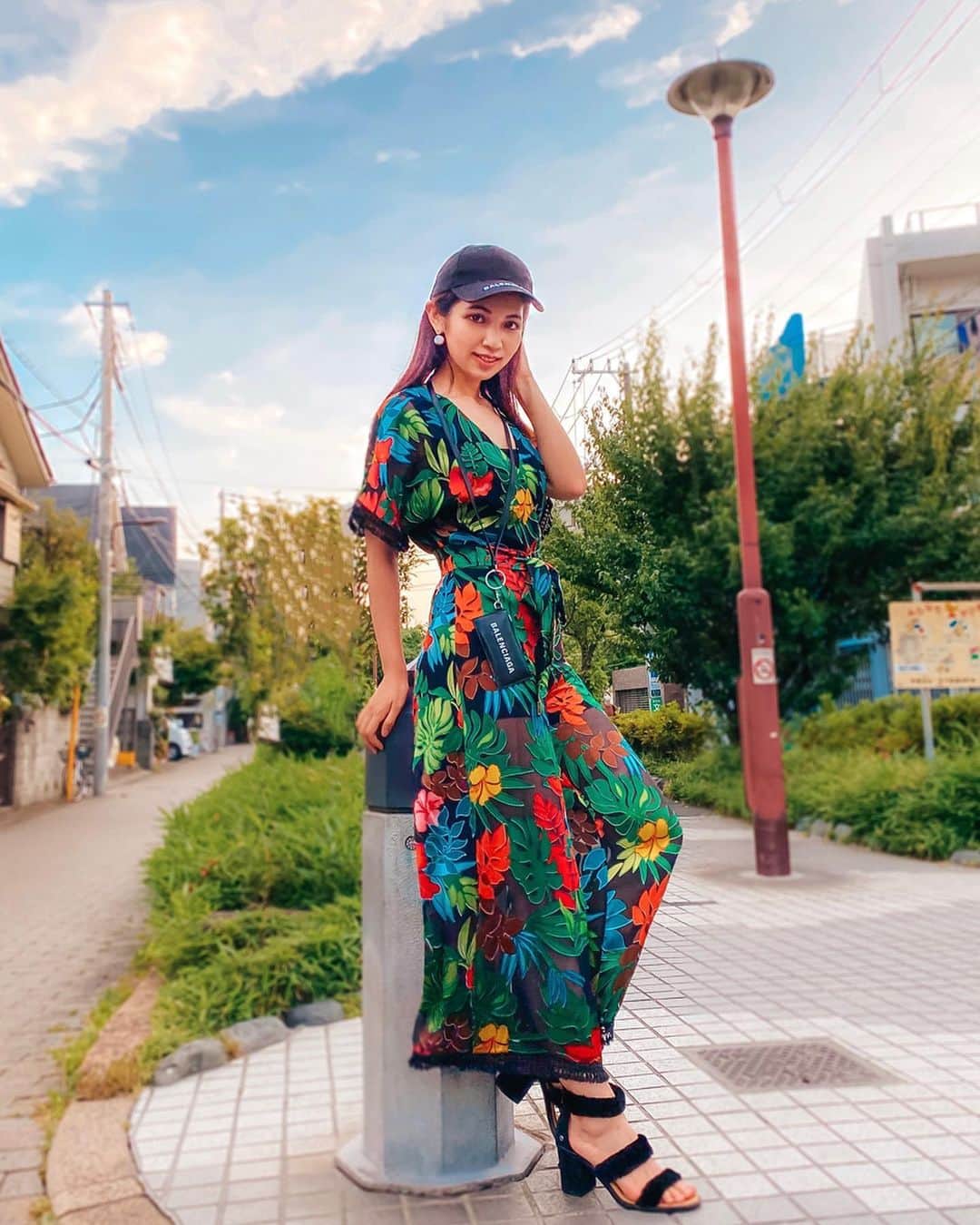 のインスタグラム：「暖かかった日☀︎. このくらいの気温の時は出かけやすくて良いよね🥺. . 昨日今日は寒くなっちゃったけど、体調崩さないようにして、ゆっくり過ごしましょ🥰. . 私はこれからランチにピザ食べるよ🍕😍😋🤤🤤！ #春 #お散歩 #春コーデ #オールインワン #ootd #ootdfashion #springfashion #spring #aliceandolivia #aliceolivia #ugg #balenciaga #sky #sunnyday」