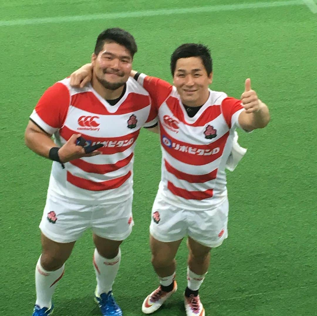 畠山健介さんのインスタグラム写真 - (畠山健介Instagram)「Thank you for the best memories on the ground and off the ground.I miss you guys...I really miss you.we are Sungoliath family.Respect.  @kosei_ono  @joeywheels  @matt_giteau  #ラグビー #rugby #サントリー #サンゴリアス #サントリーサンゴリアス #サンゴリアスファミリー #suntory #sungoliath #SuntorySungoliath #SungoliathFamily #respect #pride #appreciate #legend」5月21日 12時40分 - hatake03