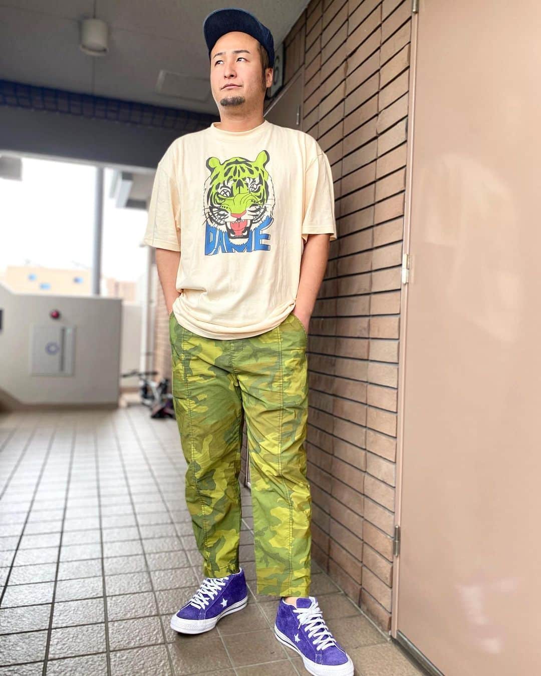 石山大輔のインスタグラム：「中村フーさんのスーパーギャグ「ダメだなぁ〜！」から生まれた！！ ダメタイガーTシャツ着させて頂きます！！ https://suzuri.jp/hendernakamura  コロナ自粛の中、オンラインで色々なことを楽しめる時代があって、まだ助かってます。  オンライン純喫茶やスナックは、いつも沢山の初対面の方と話すのですが、本当にニコニコした良い人ばかり。　お笑いを好きな方もそうでない方もいるとは思いますが、バンビーノのネタ以外の部分をニコニコ聞いてくれたり、芸人の前に1人の人間としていろいろなお話が出来て最後に楽しかったと言ってくれた時にはなんとか役目を終えたかなとホッと安心することもあります。  ネタが出来たキッカケから、実際にバンビーノのネタが出来るから見て欲しいと踊ってくれるお客さんや、お酒が足りないからとコンビニに生中継で繋いで買いに行く人、病院で働きながらもこの時間を楽しみに仕事を頑張ってますと言ってくれた人。  オンラインじゃないと繋がれないような縁があったことも事実です。  今は親子で出来るサシェ『香り袋』を一緒に作れるプランを#silkhat で出しております。　自粛中ですが、参加型クイズや楽しめる時間を考えていますので家族との思い出をバンビーノと一緒に作りましょう！　 まだ枠がありますので是非、ご家族でご参加下さい。  こういう機会がないと同窓会のように大学時代の仲間でゆっくり話すこともなかったし、今、この4.5年間の中で1番子供たちと居る時間があるので、日々、成長を確かめながら居れるというのもこの歳になって思うことでもあります。  虎が好きな僕ですが、本当のダメタイガーにならないように虎視眈々と次の目標に向かって歩いていきたいと思います。  リモート漫才ですが近々、「かみひとえ」という番組に出ます。  ラジオのお話も頂いたり、メディアの方が自粛になった時の方が沢山声をかけて頂いて、周りに助けられながら過ごしている日々です。  毎日のご飯、良い天気、当たり前の事を楽しんで。 また色々な発信ができる日を信じて皆さんで乗り越えましょう！  #中村フー #ダメタイガー #suzuri  #食育 #オーガニックコットン #silkhat  #バンビーノ #芸人 #コロナ #負けるな日本‼️」