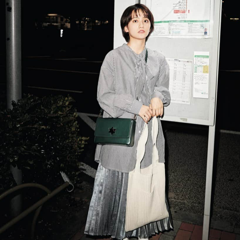 JELLY編集部さんのインスタグラム写真 - (JELLY編集部Instagram)「・ 《結実のスタンダード服＋トレンド服で 　5シーン×5デイズ着回し》﻿ 着回し力抜群のストライプシャツと トレンドのプリーツスカートは 今の時期にゲットしておきたいアイテム🤤❣️ ・ 上下のカラーを揃えれば シルバーの洒落感を活かしつつも 大人っぽく着こなせちゃうよ🌜✌🏻 ﻿・ shirt #スパイラルガール skirt #ディーホリック totebag #スパイラルガール bag #アディナミューズ ・ photographer／ #MELON stylist／#出口奈津子﻿ hair&make-up／ #本岡明浩 model／ @okada_yui_official ・  #jelly#jelly5月号#春服#着回し#シャツ#ストライプシャツ#プリーツスカート#シルバースカート#シルバー#ワントーンコーデ#トレンド#cool#simple#street#mode#今日からクールな女の子#岡田結実」5月21日 12時46分 - jelly_stagram