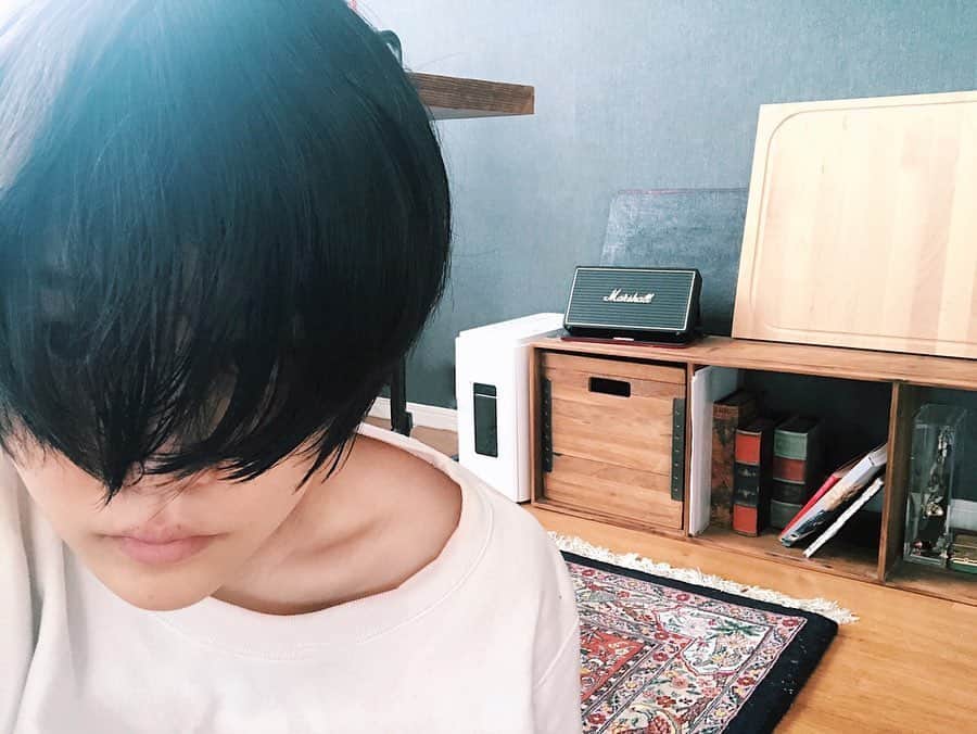 高畑充希さんのインスタグラム写真 - (高畑充希Instagram)「前髪伸び太郎。 ﻿ ﻿ 美容室に行くタイミングが計れずにいたら、﻿ いつの間にかLです🍭笑 ﻿ ﻿ 全然関係ないけど、﻿ このペルシャがとってもお気に入り。可愛くないかい😌 ﻿  #ペルシャ絨毯のある暮らし ﻿ ﻿ ﻿ ﻿」5月21日 12時48分 - mitsuki_takahata