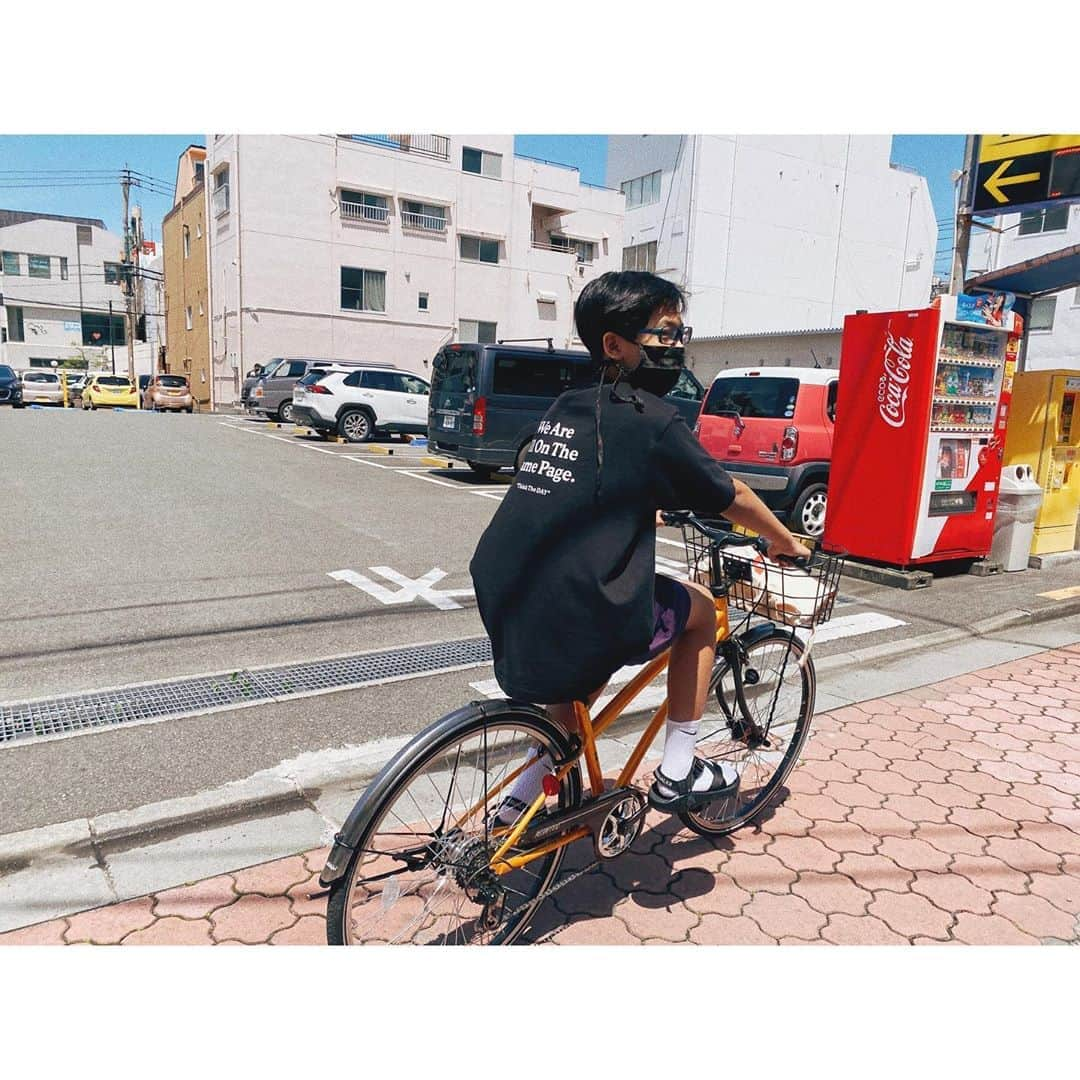 紗栄子さんのインスタグラム写真 - (紗栄子Instagram)「息子にもThink The DAYのTシャツとマスクを着てもらって、サンプルの様子を確認🚴‍♂️🌈💛🧡💛 息子の身長は160センチ🧍‍♂️✨ オーバーサイズで着たいとのことでXLを選択✨  チャリティTシャツ×チェック柄布マスク"Black"XL ¥6,600  #ThinkTheDAY」5月21日 12時48分 - saekoofficial