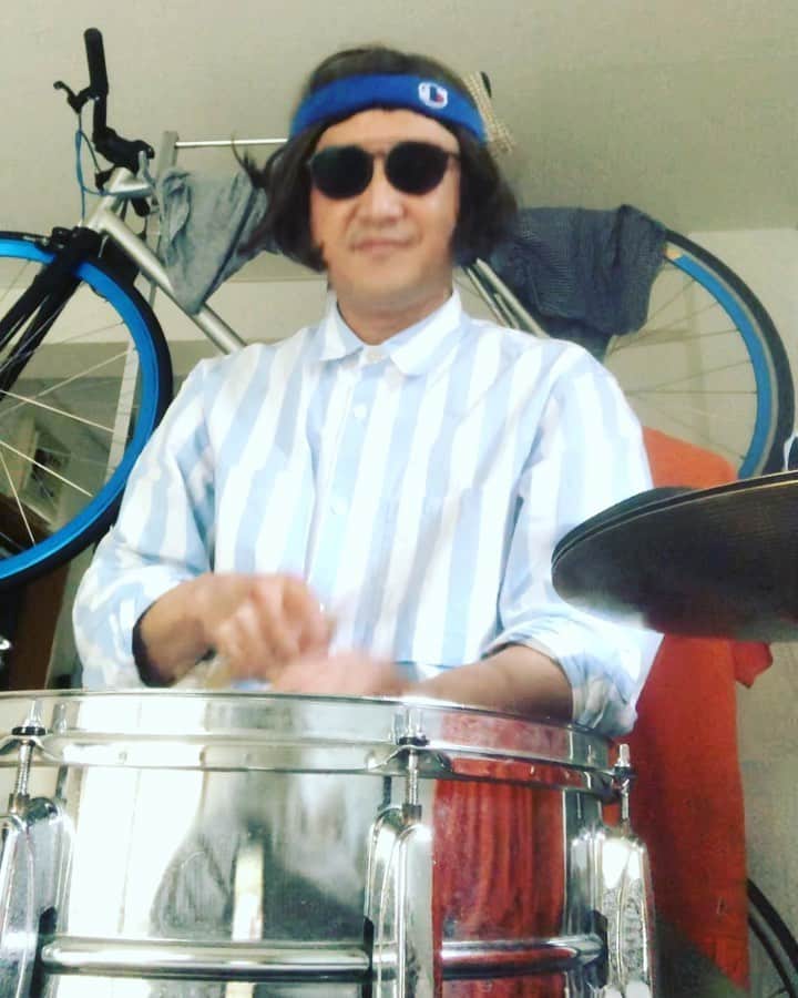 おたこぷーのインスタグラム：「自宅ドラム漫談　新呼吸　#深呼吸 #一息で #おうち時間 #リラックス #dv #防止策」