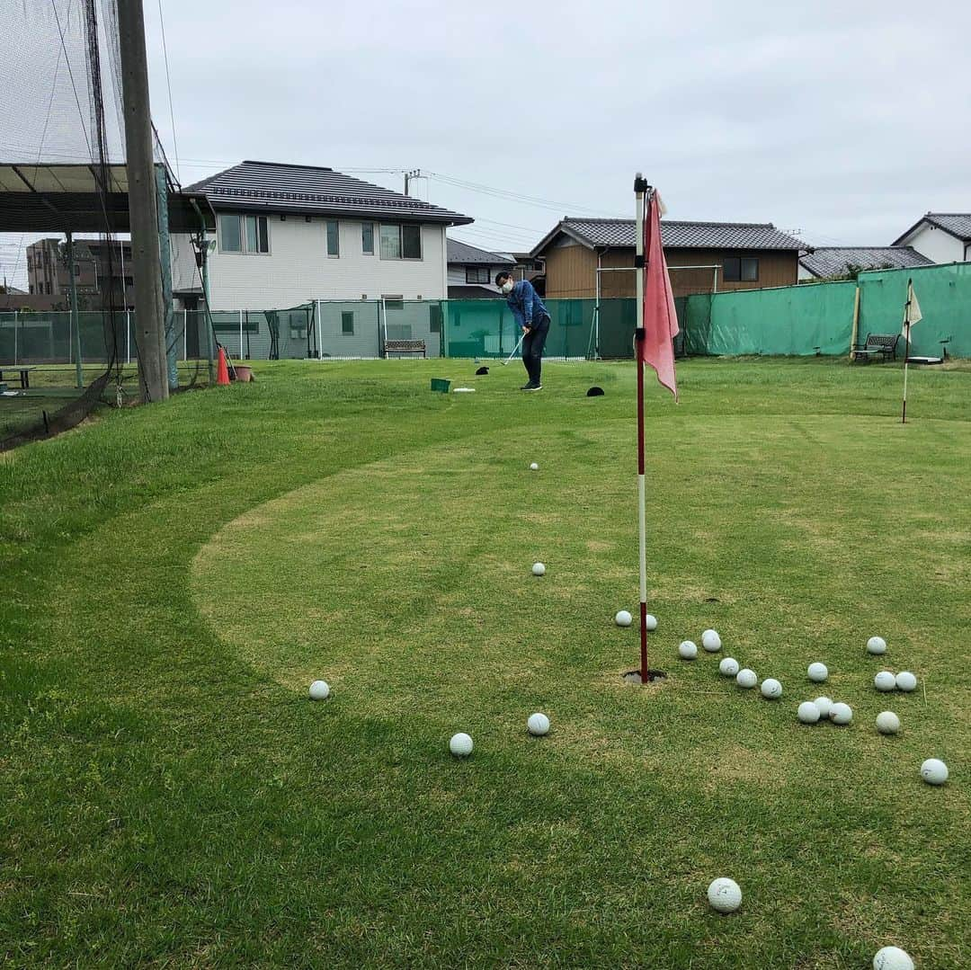 横田英治さんのインスタグラム写真 - (横田英治Instagram)「ゴルフダイジェストのゴルフポケットで良い物発見🥳🎶🏌️‍♂️ 今まではアライメントスティックを使ってやっていましたが少し長いんです🤏☹️ これなら腰にさしてスイングしても余りません⛳️🏌️‍♂️ #ゴルフダイジェスト #ゴルフポケット #アライメントスティック #グラファイトデザイン #ゴルフ練習器具 #ゴルフ女子 #ゴルフ男子」5月21日 12時51分 - eiji.17