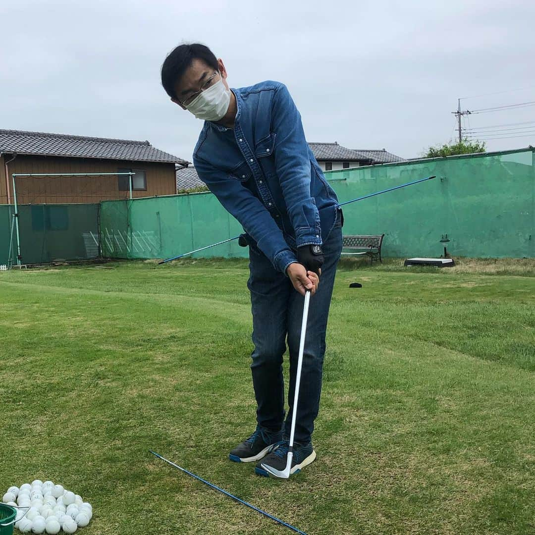 横田英治さんのインスタグラム写真 - (横田英治Instagram)「ゴルフダイジェストのゴルフポケットで良い物発見🥳🎶🏌️‍♂️ 今まではアライメントスティックを使ってやっていましたが少し長いんです🤏☹️ これなら腰にさしてスイングしても余りません⛳️🏌️‍♂️ #ゴルフダイジェスト #ゴルフポケット #アライメントスティック #グラファイトデザイン #ゴルフ練習器具 #ゴルフ女子 #ゴルフ男子」5月21日 12時51分 - eiji.17