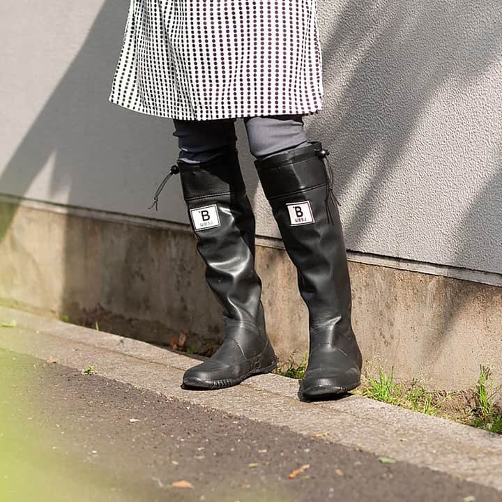 フリーデザインさんのインスタグラム写真 - (フリーデザインInstagram)「. 雨が多くなるこれからの季節にぴったりな、足元を気にせず快適に過ごせる日本野鳥の会オリジナルの「バードウォッチング長靴」のご紹介です！ . ひざ下までカバーしてくれるこのレインブーツ。しっかりと脚にフィットするつくりは、ぬかるみにはまってしまっても脱げにくく安全です。 もともとバードウォッチングのためにつくられた本格仕様なので、その防水性はお墨付き。水たまりや雪などを気にすることなく、アクティブに行動することができます。 . コンパクトに折りたたんでポーチに入れておくことができるのも嬉しいですね。 . ▼詳細はプロフィールのリンクからご覧いただけます。 → @freedesign_jp . 【取扱店舗】 #フリーデザインオンラインショップ . #日本野鳥の会 #野鳥の会 #バードウォッチング長靴 #日本野鳥の会レインブーツ #日本野鳥の会長靴 #野鳥の会レインブーツ #長靴 #レインブーツ #レインシューズ #折りたたみ #コンパクト #アウトドア #outdoor #雪 #雨 #freedesign #フリーデザイン #ライフスタイルショップ #インテリアショップ #シンプルライフ #くらし #暮らしの道具 #暮らしを楽しむ #丁寧な暮らし #雑貨店 #雑貨屋」5月21日 13時00分 - freedesign_jp