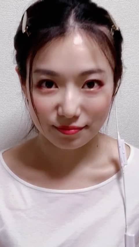 愛純もえりのインスタグラム：「. . すみれプロジェクトPart3 参加させて頂きました🌸 この映像はその時のものです💐 . . なぜかちびっ子に人気のあるこの映像😂みんなマネしてくれます。 なんで？？😂 . . お歌を歌うって、とっても楽しいですよ♫ 楽器ももちろんいいけれど、お歌はカラダひとつでできるっ💛🤍💛 . . 今日は関西地区の緊急事態宣言が解除される方針との事で、宝塚の街にも一筋の光が、、、🌟 . . そして今日は月央和沙ちゃんお誕生日おめでとう〜😂 世界のツキオーーー🌙」