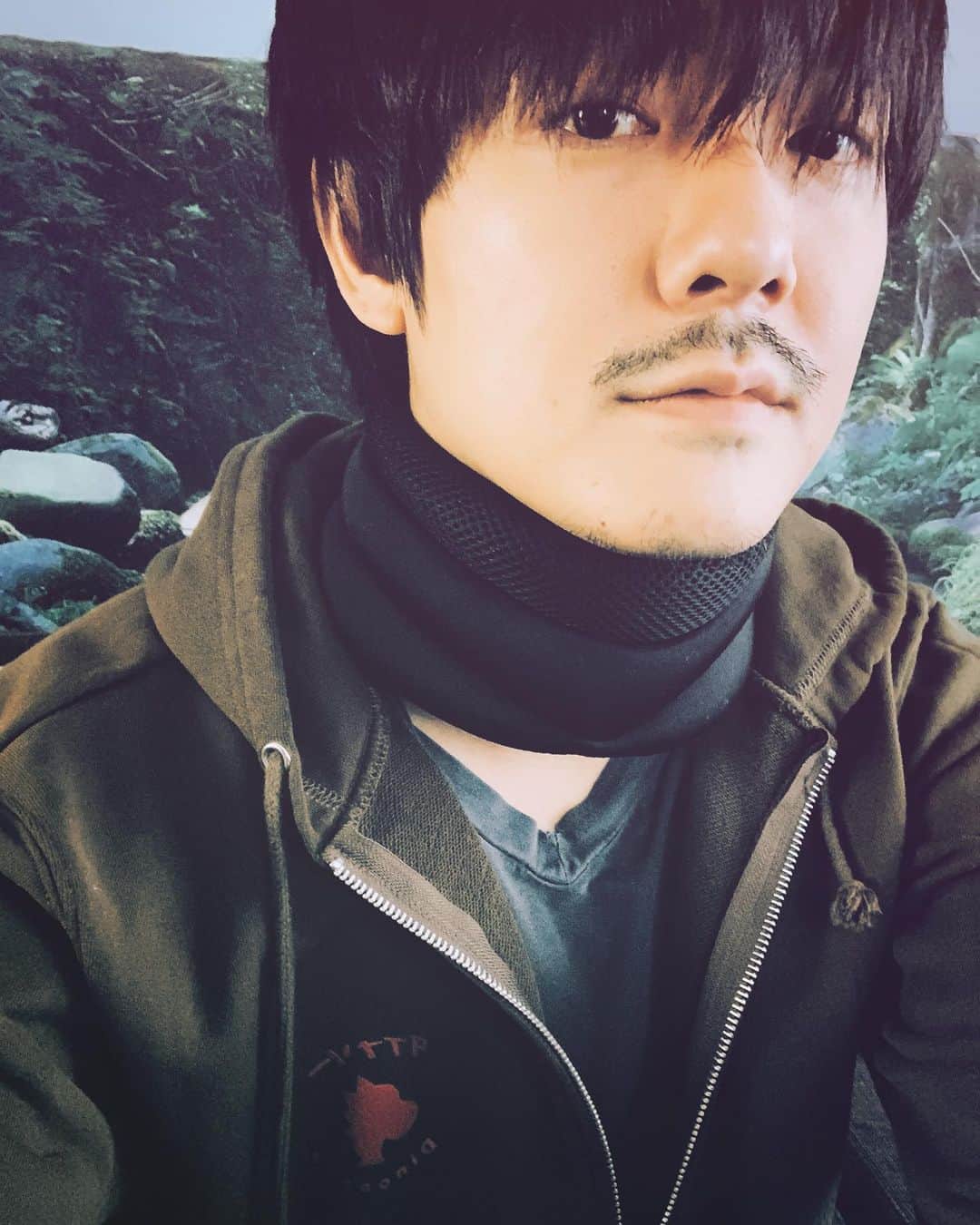 長田成哉のインスタグラム：「ストレートネックが酷めなので、家ネックサポーターつけて過ごしてます。前髪がなかなか攻めてくるんですが、とりあえず髪の毛は放置続けたいと思います。笑 #ストレートネック #しんどい」