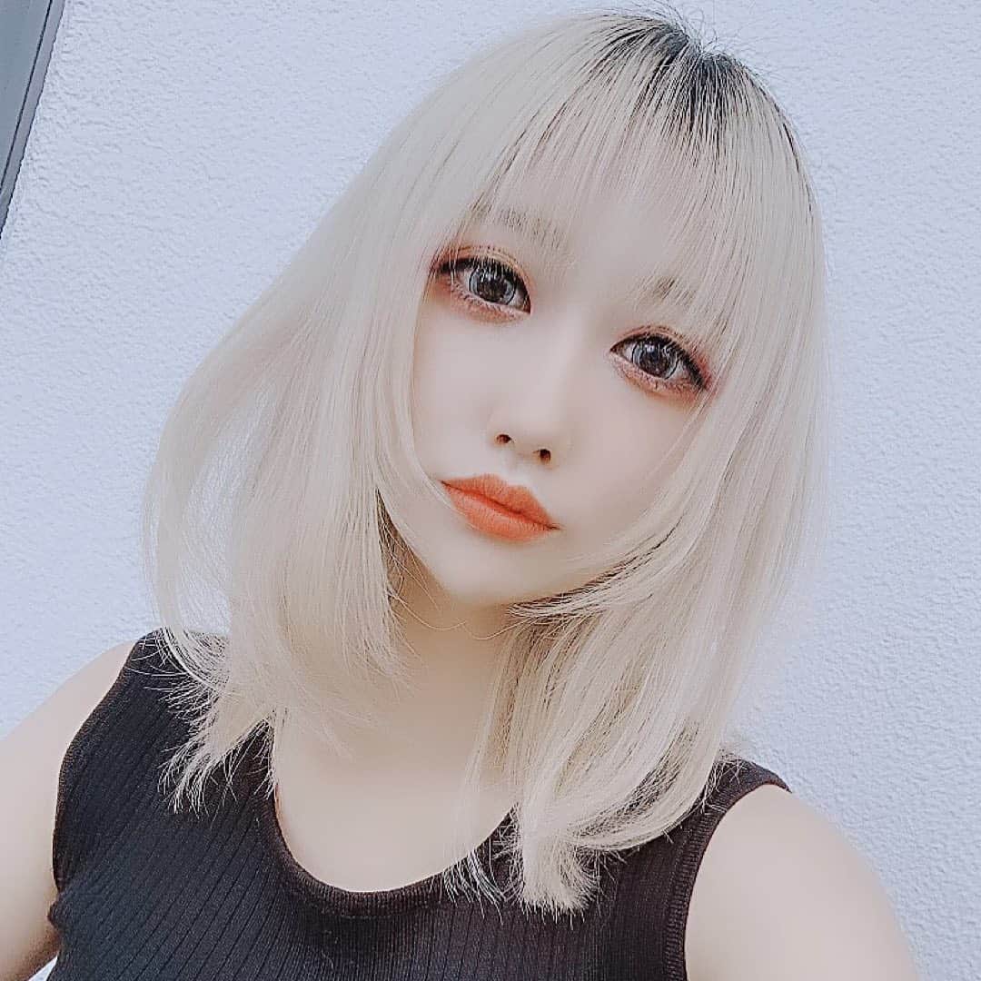 若月雅のインスタグラム：「髪切ったー(*´ー｀*) 2月から数えて28cm✂️ 軽くなったし髪ちゅるちゅる💎 ２枚目はシエル🐶と🐾❤️ .  #派手髪 #オッジィオットトリートメント  #髪強い　#二次元カラー  #愛犬との暮らし #chihuahua  #甘えた」