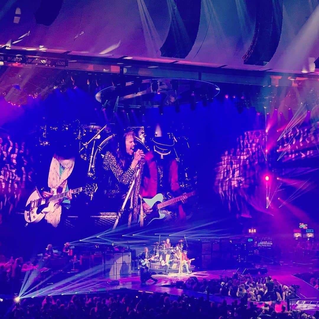 吉野紗香さんのインスタグラム写真 - (吉野紗香Instagram)「I went to Aerosmith's Las Vegas live😍❤️✨ For the first time, I saw Aerosmith's solo live.  It was a moving experience.  I think Steven Tyler was sexy and attractive no matter how old he was❣️ ✨ エアロスミスのラスベガスライブに行きました☺️💖✨エアロスミスのソロライブは初めて✨感動そのものでした😍💖✨スティーブン・タイラーはいくつになってもセクシーでかっこ良い方だと思いました☺️❤️✨ #aerosmith #lasvegas #nevada #live #awesome #steventyler #sexy #beforecovid19 #エアロスミス　#ラスベガス　#ライブ　#凄過ぎた　#ネバタ　#スティーブンタイラー　#セクシー #コロナ以前の写真です」5月21日 13時19分 - sayakayoshino_official