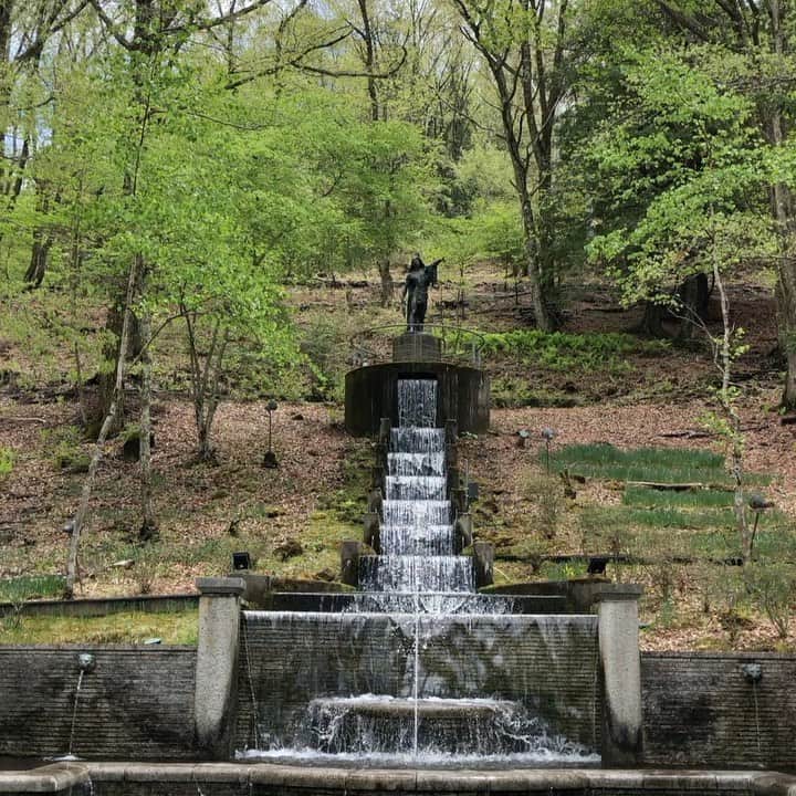 リゾートホテル蓼科のインスタグラム：「彫刻公園内の滝。 芝生エリアから森のエリアに変わる場所にあります。  中央に見える彫刻は北村西望作「建国の雄姿」です😊 作品と自然との調和も含めてお楽しみください🎵」