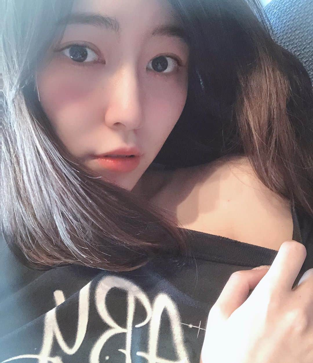 松井珠理奈さんのインスタグラム写真 - (松井珠理奈Instagram)「肩😘 #チラリ #ちょっとだけ  #ドキドキ  #肩 #photooftheday  #お昼  #休み  #Tシャツ #😘 #💋 #❤️」5月21日 13時18分 - jurinamatsui3