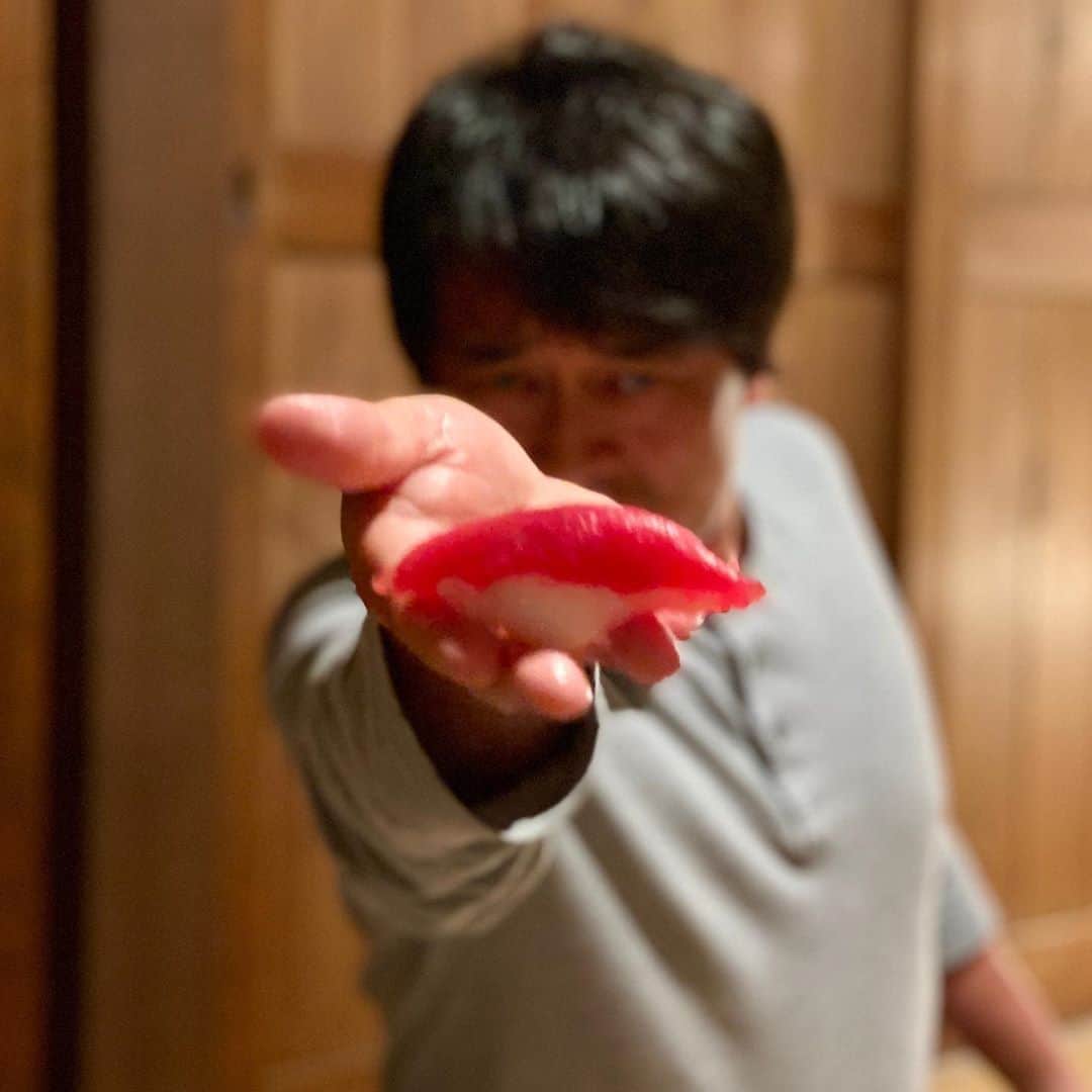 横田真一のインスタグラム：「素晴らしい　ネタ（ゴルフネタ）をご紹介、と言う意味を込めてYouTubeの写真変えました。 遠いか😂  毎日12:00配信中 YouTubeチャンネル名は #横田真一チャンネル　 #検証シリーズ#トラックマン#ゴルフマニア#ゴルフ上達#ツアープロ#技#スウィング#レッスン #グルメ#男子ゴルフ#男子ツアー#プロ#pga#ゴルフ女子#ゴルフレッスン#横田真一#アプローチ#スイング#レッスンプロ#ゴルフ　まぐろがすきすぎて🥰」