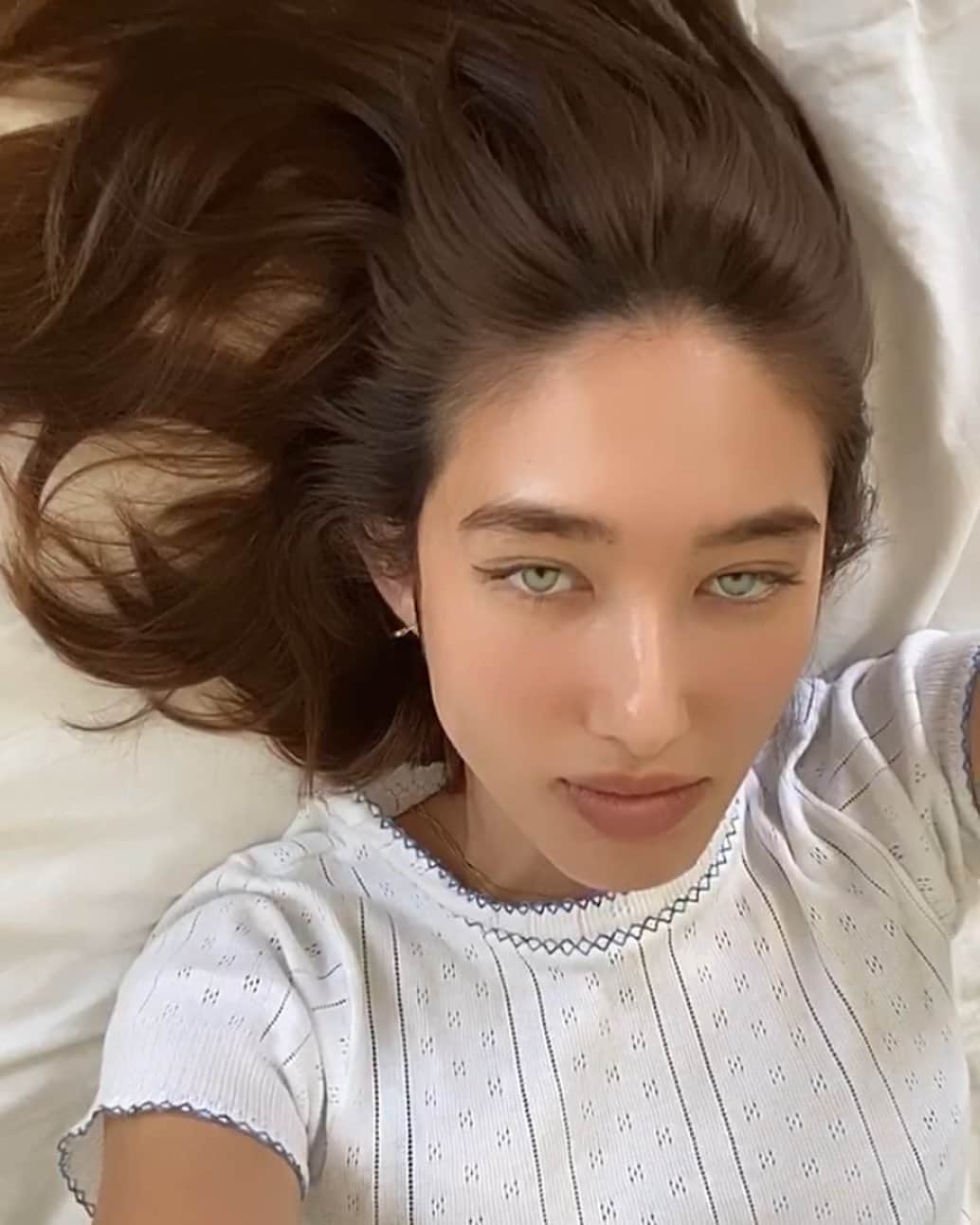 ジュリー・ロッシュのインスタグラム：「According to my husband this is a instahoe filter.  #instahoe #greeneyefilter #greeneye #instafilter #greeneyeasian」