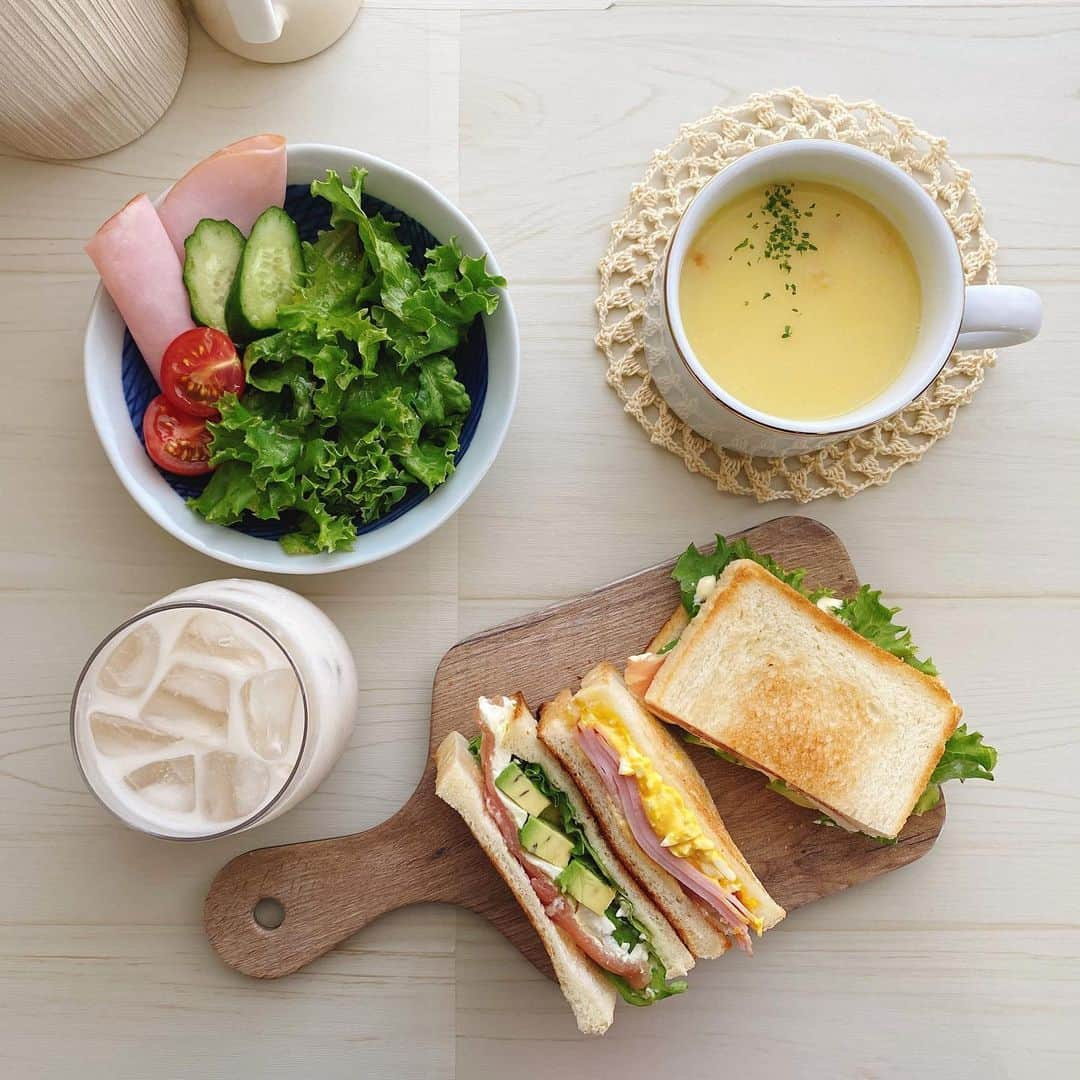 足立沙織さんのインスタグラム写真 - (足立沙織Instagram)「. 昨日のお昼ごはん🥪 . . 普通の食パンだったら 一個ですぐお腹いっぱいになるけど 専用のパン使えば薄くて小さいから 色んな味が楽しめれて嬉しい🤤 卵サンドが一番好きだけど アボカドサンドが本当好みすぎて、、 カフェオレなんかも一緒に用意したら 簡単におうちカフェできるね☺︎🌷 . . . . . . . . . #sandwich#sandwiches#homecafe#shwm #eggsandwich#avocado🥑#avocadotoast#saori__cooking」5月21日 13時43分 - sao_ri_17