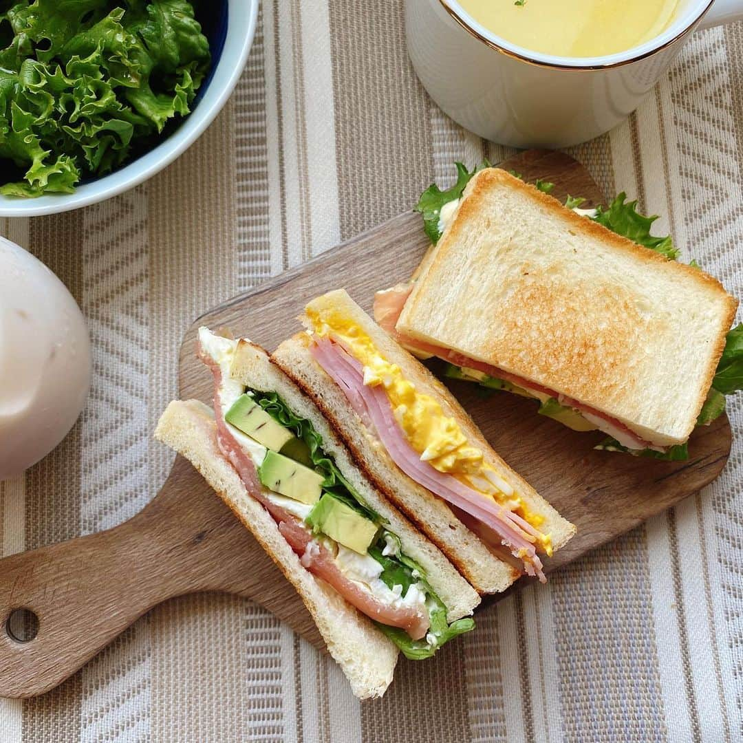 足立沙織さんのインスタグラム写真 - (足立沙織Instagram)「. 昨日のお昼ごはん🥪 . . 普通の食パンだったら 一個ですぐお腹いっぱいになるけど 専用のパン使えば薄くて小さいから 色んな味が楽しめれて嬉しい🤤 卵サンドが一番好きだけど アボカドサンドが本当好みすぎて、、 カフェオレなんかも一緒に用意したら 簡単におうちカフェできるね☺︎🌷 . . . . . . . . . #sandwich#sandwiches#homecafe#shwm #eggsandwich#avocado🥑#avocadotoast#saori__cooking」5月21日 13時43分 - sao_ri_17