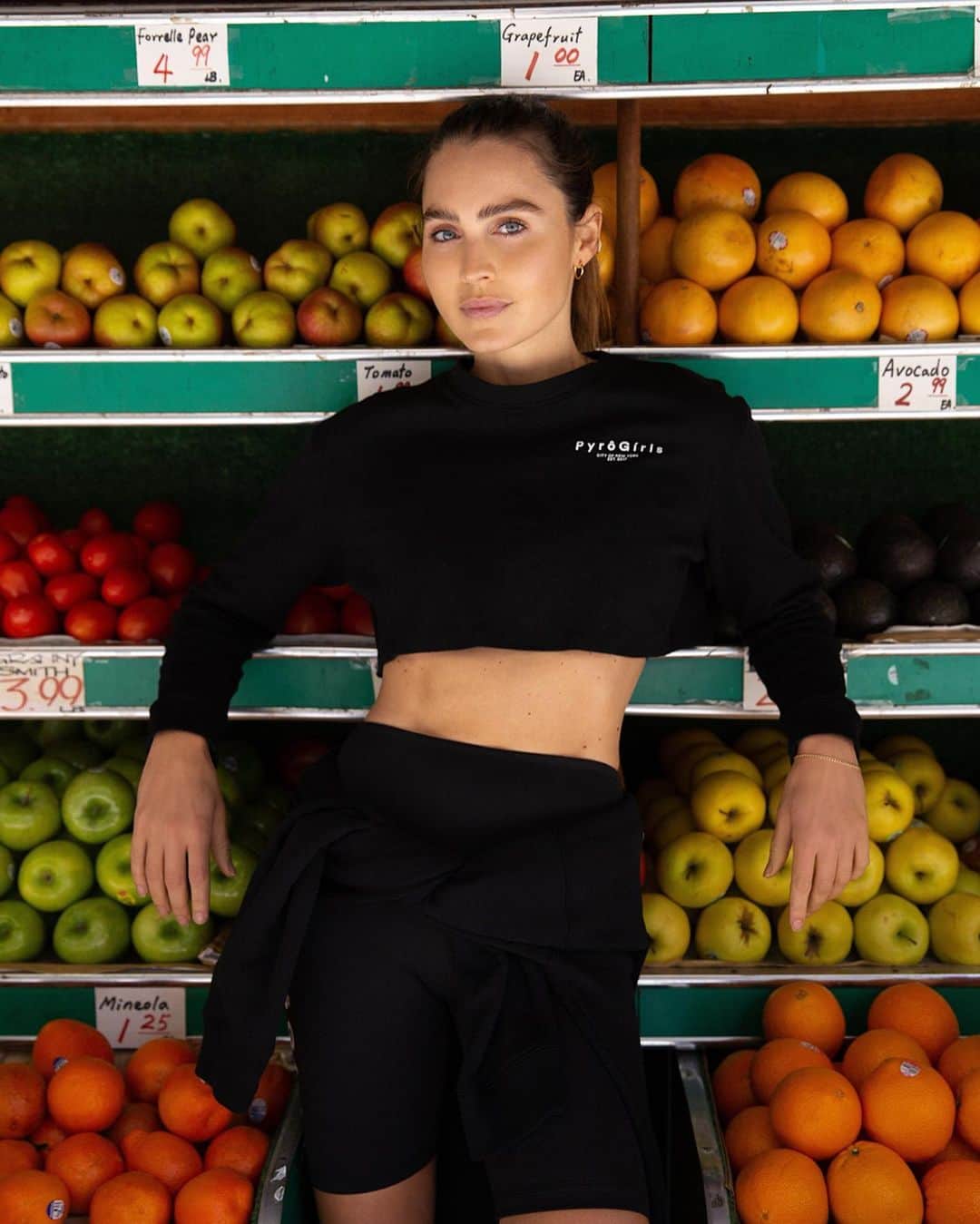 Kirsty Godsoさんのインスタグラム写真 - (Kirsty GodsoInstagram)「Sweet like 🍏🍊🍎 with a generous side of spice 🌶😏 @pyrogirls x @stylerunner long sleeve crop available on their website now 🔥⚡️ 📸 @masha.photo #pyrogirls」5月21日 4時56分 - kirstygodso