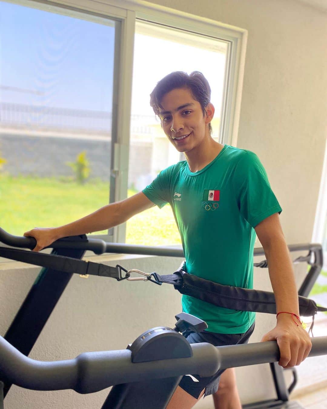 Donovan Carrillo Suazoのインスタグラム：「Mi entrenamiento cardiovascular ha mejorado bastante realizando sprints de 30 segundos e intervalos de alta intensidad en mi S DRIVE MATRIX  #EnCasaConMatrix @matrixfitnessmx」