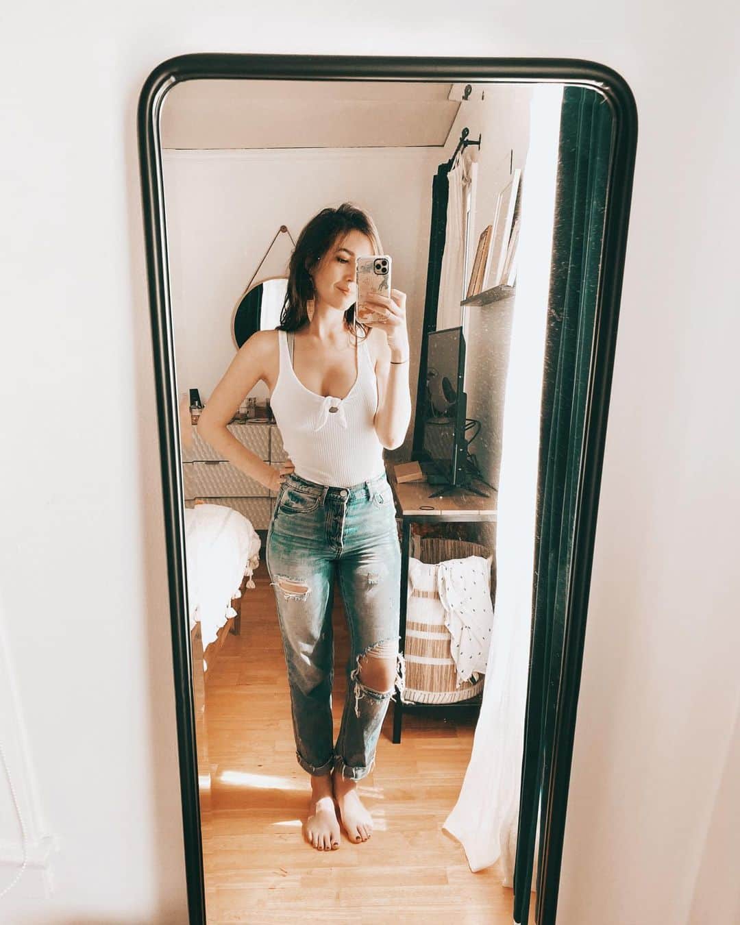 ケイト・ボイージェルのインスタグラム：「I present to you the last remaining pair of quaran-jeans that I willingly wear👖 I feel like these are a perfect blend of boyfriend jean vibes and mom jean vibes and now that I’m a dog mom I guess I wear mom jeans 👌 .  This exact style is available in tons of sizes and the price is SUPER reasonable. Screenshot this post to shop my jeans on the @liketoknow.it app! .  I’ve been cuffing them once or twice and wearing them with everything from tanks to tees to baggy sweaters and sneakers. Leave it to the perfect pair of comfy jeans to help me feel a little more pulled together during these crazy times! . #StayHomeWithLTK #LTKunder100 #LTKstyletip @liketoknow.it.home #liketkit @liketoknow.it http://liketk.it/2Pf7k」