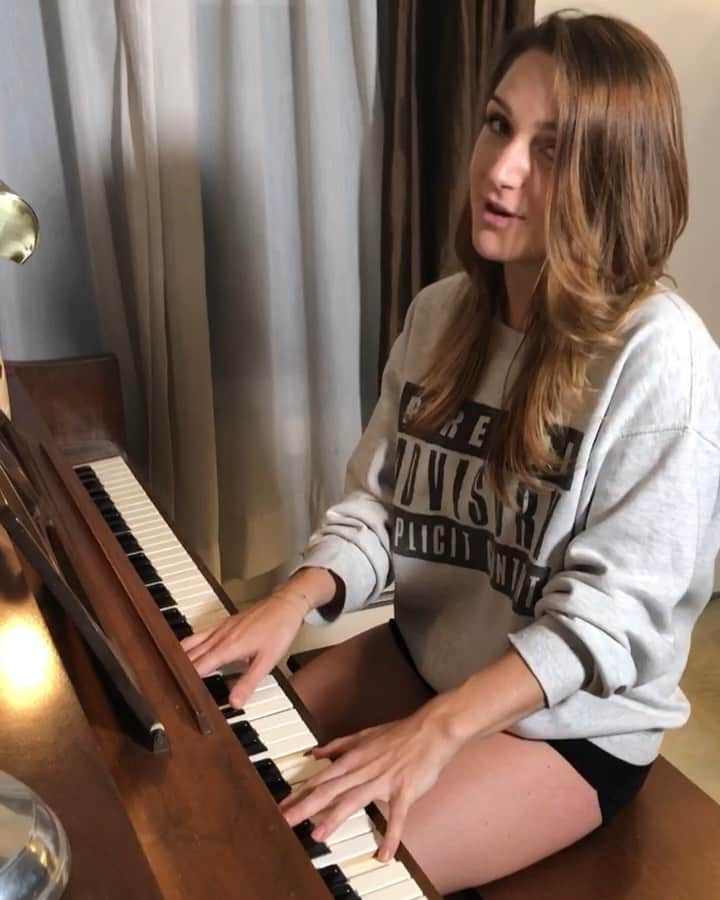 ヴィクトリア・ダフィールドのインスタグラム：「Playin around 🎹💔」