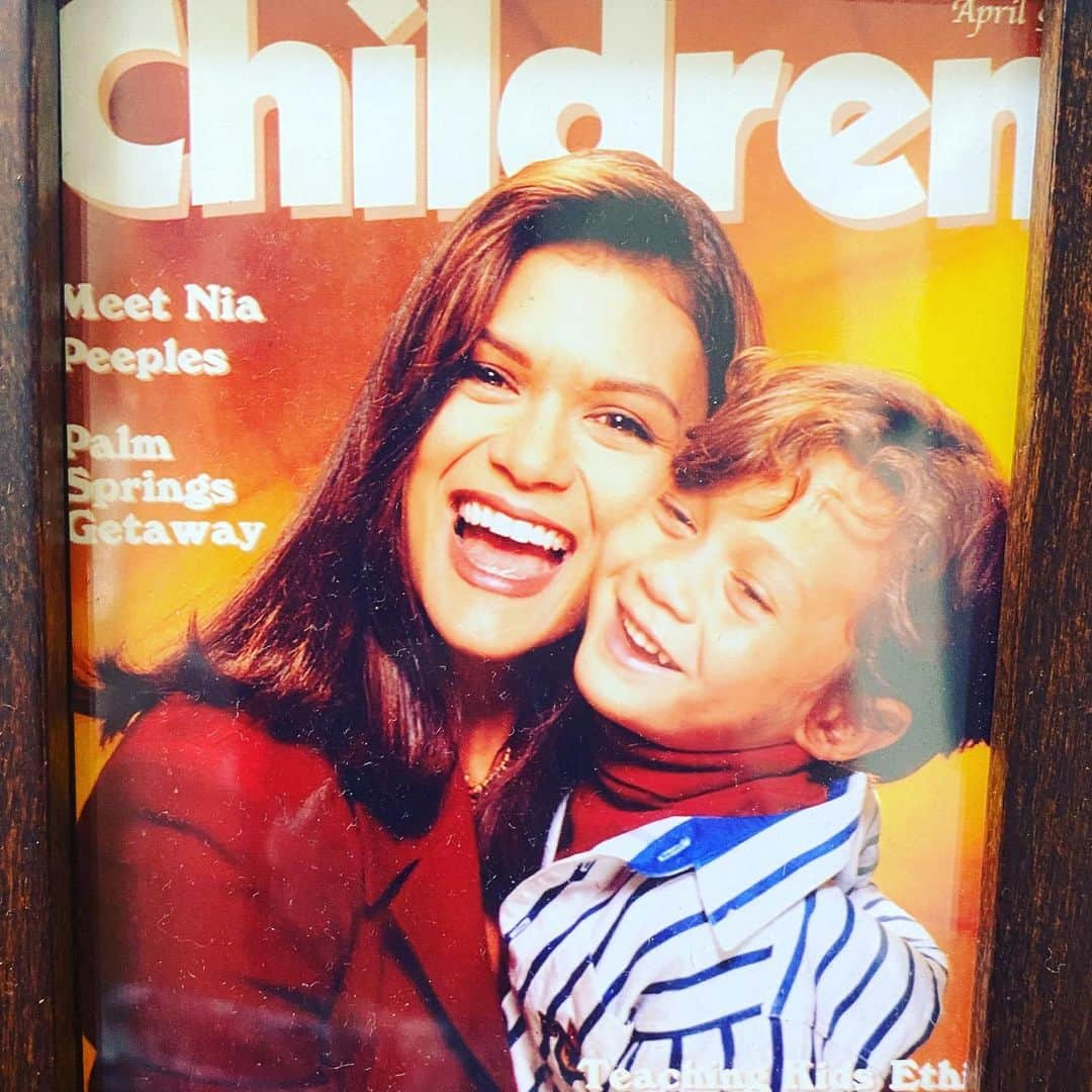 ニア・ピープルズさんのインスタグラム写真 - (ニア・ピープルズInstagram)「Looking up from my desk, I’m met with the joys of such immense #LOVE. In these times of extreme #transition the touch point of LOVE and it’s powerful frequency is the place I choose to create from. It’s the only thing that’s real, the only thing that lasts because it never ends. Loving me some @chrishayzel LOVE is all. All is LOVE」5月21日 6時03分 - niapeeples