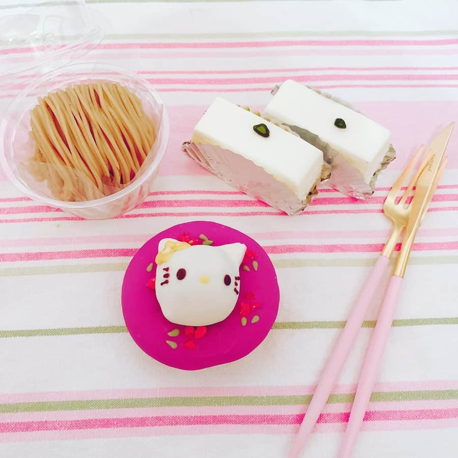 のインスタグラム：「🌰🧀🐈🧡﻿ ﻿ きゃーー💕💕﻿ ﻿ ﻿ かわいすぎるミミィちゃんドーナツ🍩﻿ @floresta_organic_store  気になってた小布施堂のモンブラン🌰﻿ @obu_kuri  高校生の時から大好きなしろたえのレアチーズケーキ🧀﻿ 高校の仲良しだった同級生が赤坂にすんでいてよく遊びに行っていてその時に知ってからずっとすき❤️ ﻿ ﻿ ﻿ ドーナツとモンブランはお裾分けでもらったの😭💕💕﻿ ほんといつも優しい😭﻿ そしてモンブランは私の好きなアンジェリーナ系で甘くない生クリームたっぷりでおいしすぎた😭﻿ ﻿ ﻿ ﻿ ﻿ #キティちゃん﻿ #ミミィちゃん﻿ #ドーナツ﻿ #フロレスタ﻿ #モンブラン﻿ #小布施堂﻿ #お取り寄せ﻿ #お取り寄せスイーツ﻿ #お取り寄せグルメ﻿ #レアチーズケーキ﻿ #チーズケーキ﻿ #しろたえ﻿ #赤坂見附﻿ #赤坂見附カフェ﻿ #赤坂見附テイクアウト﻿ #テイクアウト﻿ #テイクアウトスイーツ﻿ #テイクアウトグルメ﻿ ﻿ ﻿」