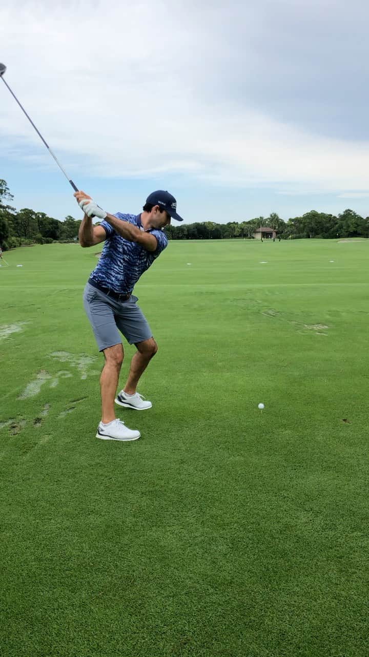 ルーク・ドナルドのインスタグラム：「Today’s LD tip is courtesy of @camtring and how he was able to gain more percentage of ball speed than anyone else on the PGA Tour last season. His average went from 112mph to 119mph which is roughly 20 yards.  By lifting his left heel on his backswing, not only does that help his right hip to turn back more creating a bigger turn, but by squashing that left heel back into the ground at the top of his swing, helps him to squat and get his sequencing better, where he can explode off the ground more and create more speed. Thx for the power tip Camo 👍🏼 #LDTips #CTTip #power #distance #staysafe #stayhealthy」