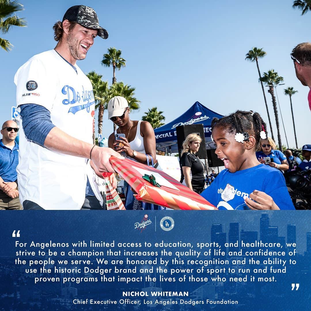 Los Angeles Dodgersさんのインスタグラム写真 - (Los Angeles DodgersInstagram)「The Los Angeles Dodgers are honored to be one of four finalists for @espn’s #SportsHumanitarian Team of the Year!」5月21日 6時33分 - dodgers