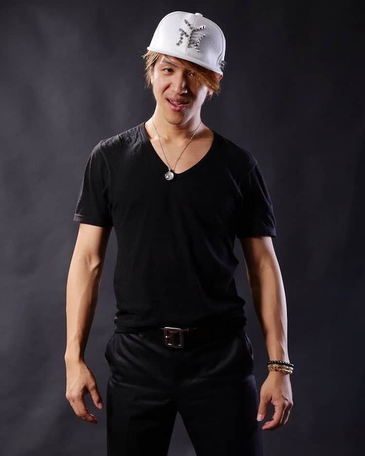 のインスタグラム：「This picture was taken by my friend Nyan-chu a few years ago,  Actually I haven't taken new artist pic recently,but this goes twitter profile pic for a while. I want to take all white picture again next time.  #portrait #bassplayer #bassist #composer #musician #human #standing #photo  だいぶ前だけど 友達のにゃんちゅうっていうカメラマンに撮ってもらった写真。 最近アー写を撮ってないのだけど、 しばらくしたら今度はオール白バック全身白のやつを再び撮りたいところ、もう少しバルクアップしたいところ 📷 : Nobuyuki Arai #写真 #プロフィール #アー写 #人間」