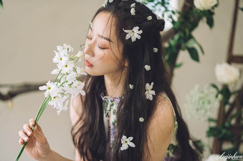 ムン・イェウォンのインスタグラム：「몰랐는데.. 절기상으로 벌써 여름이 시작되었었네요 😭 2020 봄은 어디로 사라졌지 The summer has come already.. 😵 Where did the spring of 2020 go?」