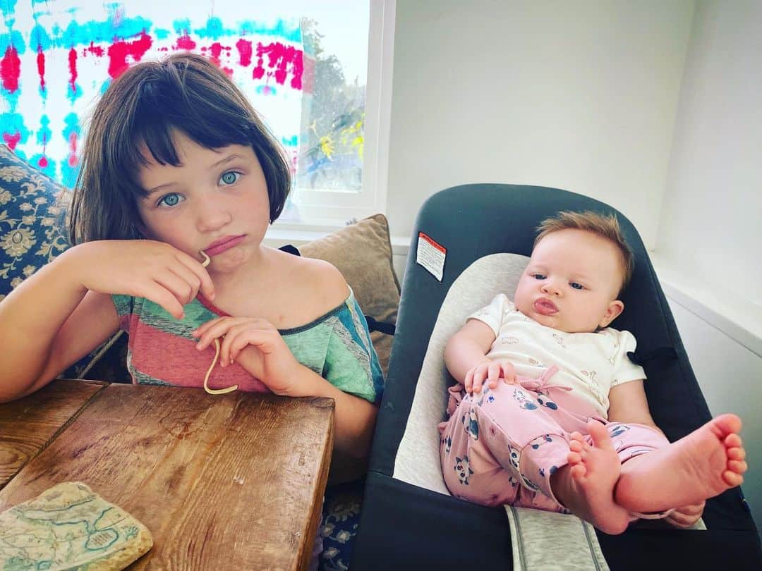 ミラ・ジョヴォヴィッチのインスタグラム：「Smush number 1 and Smush number 2😂 #sisters」