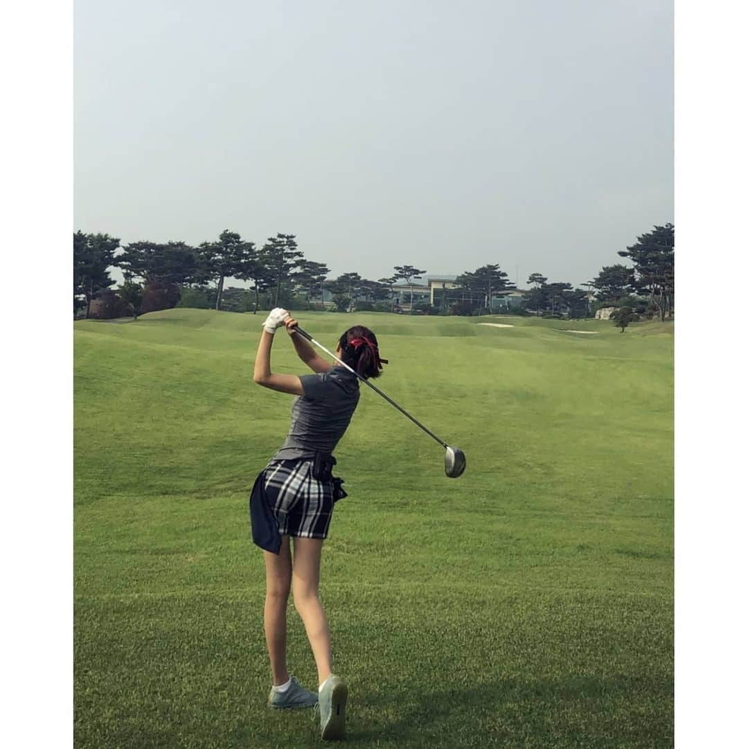 キム・ユンギョンさんのインスタグラム写真 - (キム・ユンギョンInstagram)「* . 그렇게 좋아하는 #골프 ⛳ #운동 바쁠땐 잠시 멈춰야겠지.. .  그치만 넘 생각나ㅜㅜ . 잘 치고 싶은 맘은 마음일뿐ㅋㅋ . 연습부족🙄 . . . . #골프치는여자  #코로나 떠나면 잘못된 스윙도 떠나가라!! . #정교함 이_필요해 #스윙교정 언제까지😭 #목표 한바_이루기! #골프웨어 #골프패션 #김윤경」5月21日 6時57分 - _yun_kyung__